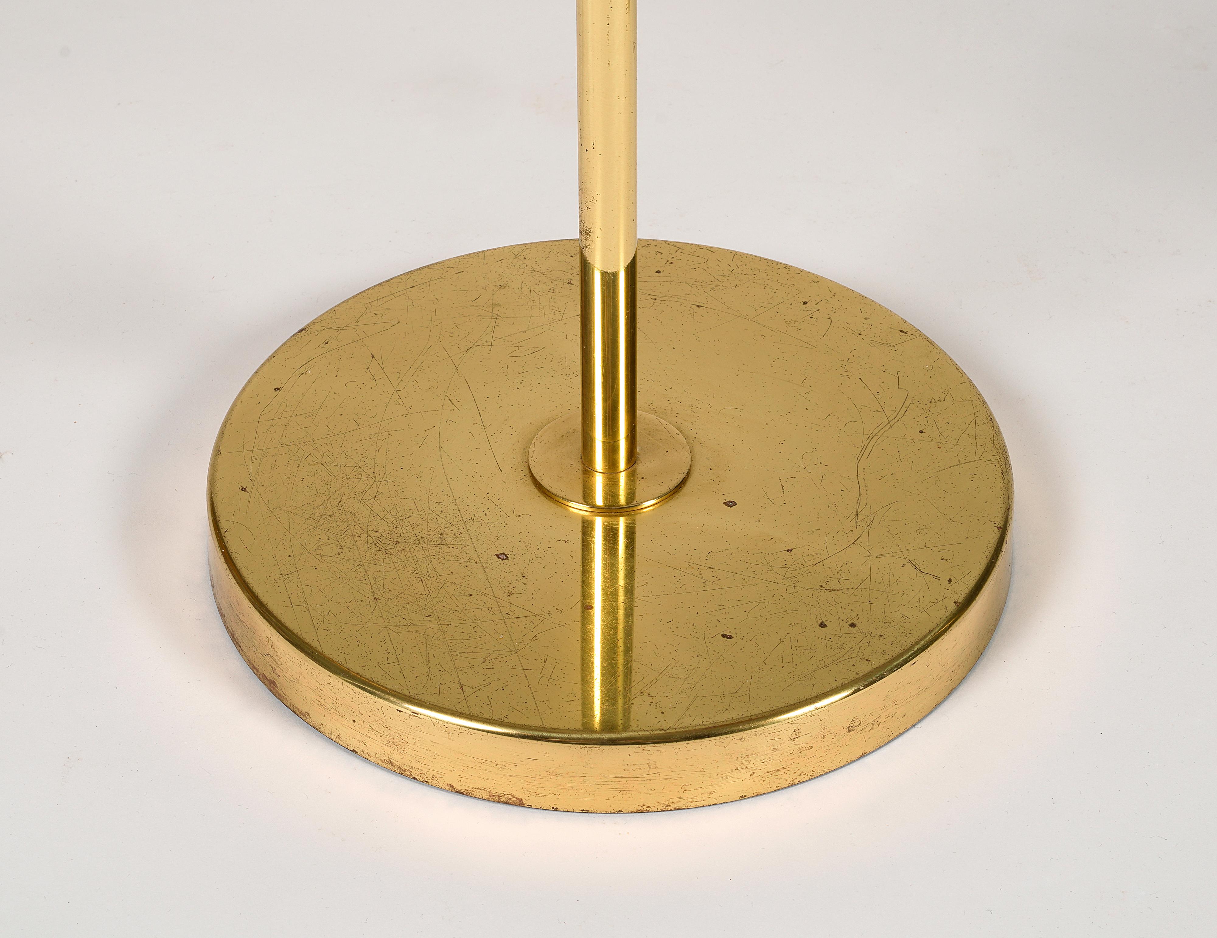 Laiton Paire de lampadaires réglables en laiton avec abat-jour en rotin, Bergboms, années 1960 en vente