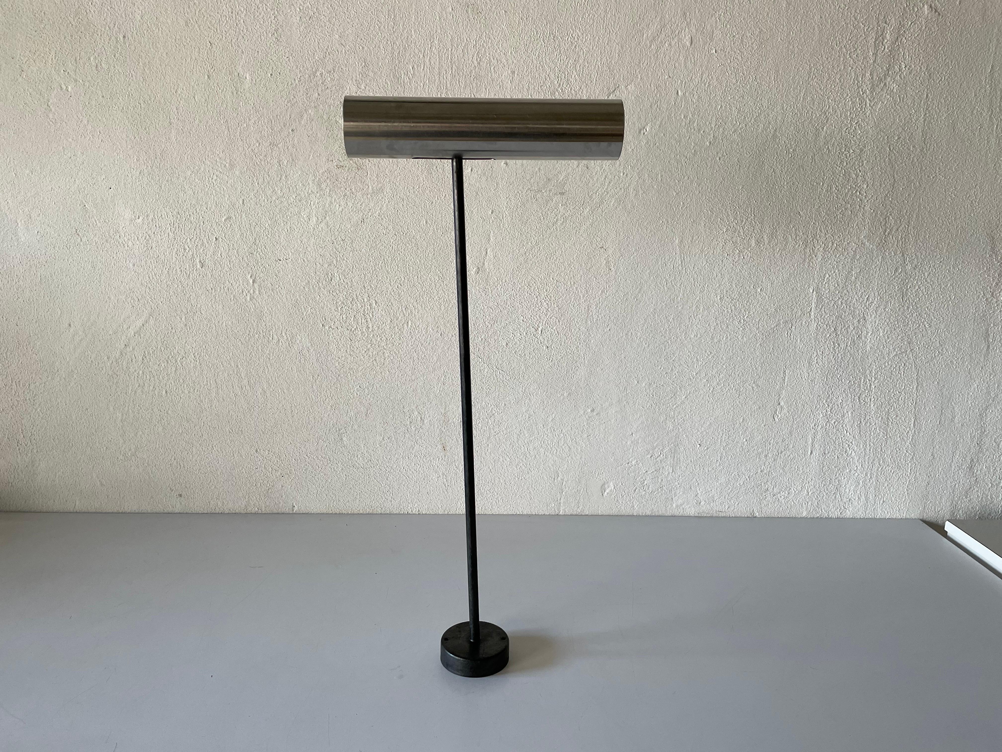 Paar einstellbarer Deckenstrahler oder Wandlampen mit einem Kopf, 1950er Jahre, Frankreich

Sehr eleganter und minimalistischer Wandleuchter
Verstellbare Lampenschirme
Der Lampenschirm ist aus Chrom gefertigt
Die Stange ist aus rostfreiem Stahl