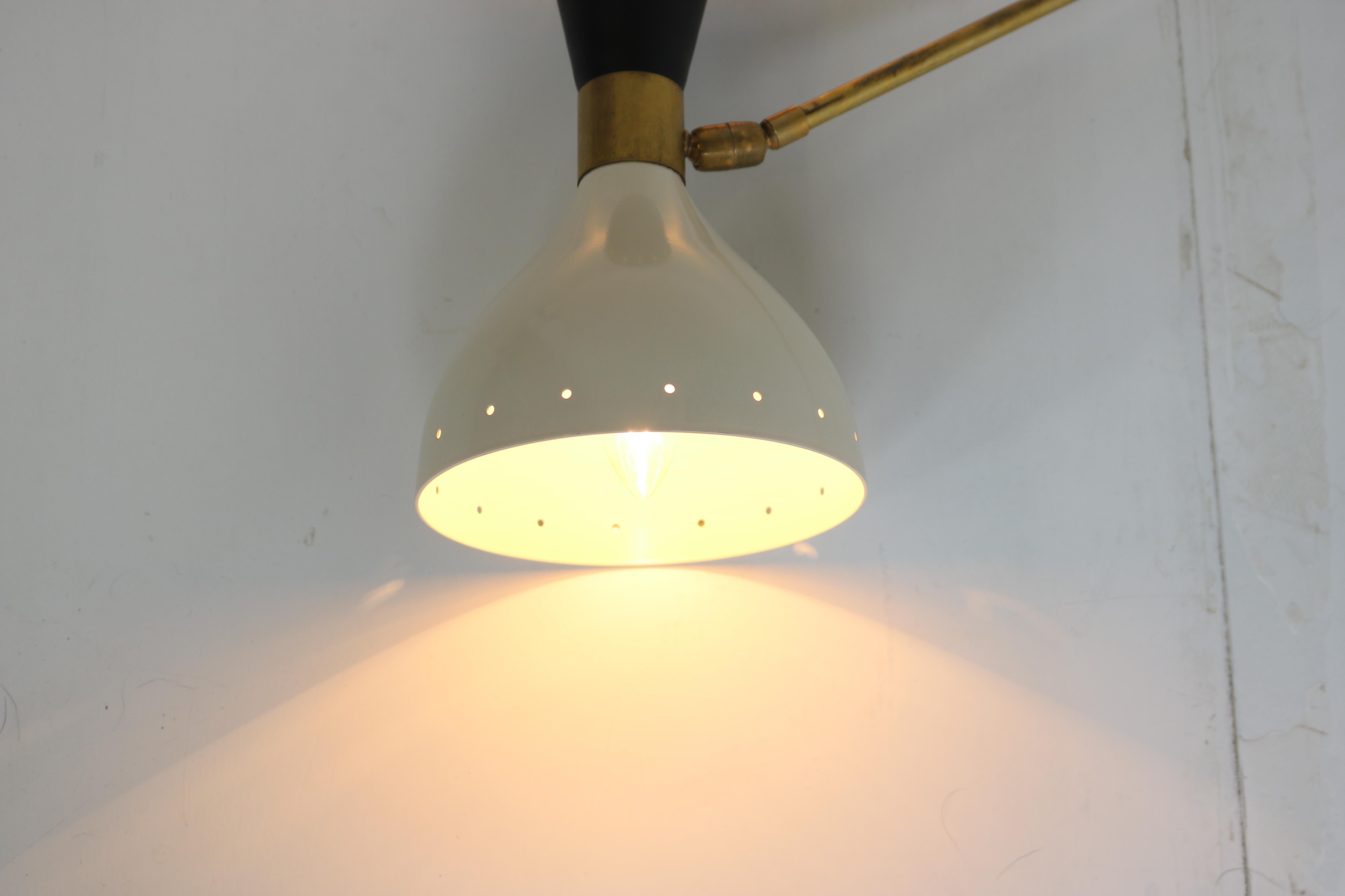 Coppia di applique regolabili in ottone bianco nero Stilnovo 1950 in vendita 4