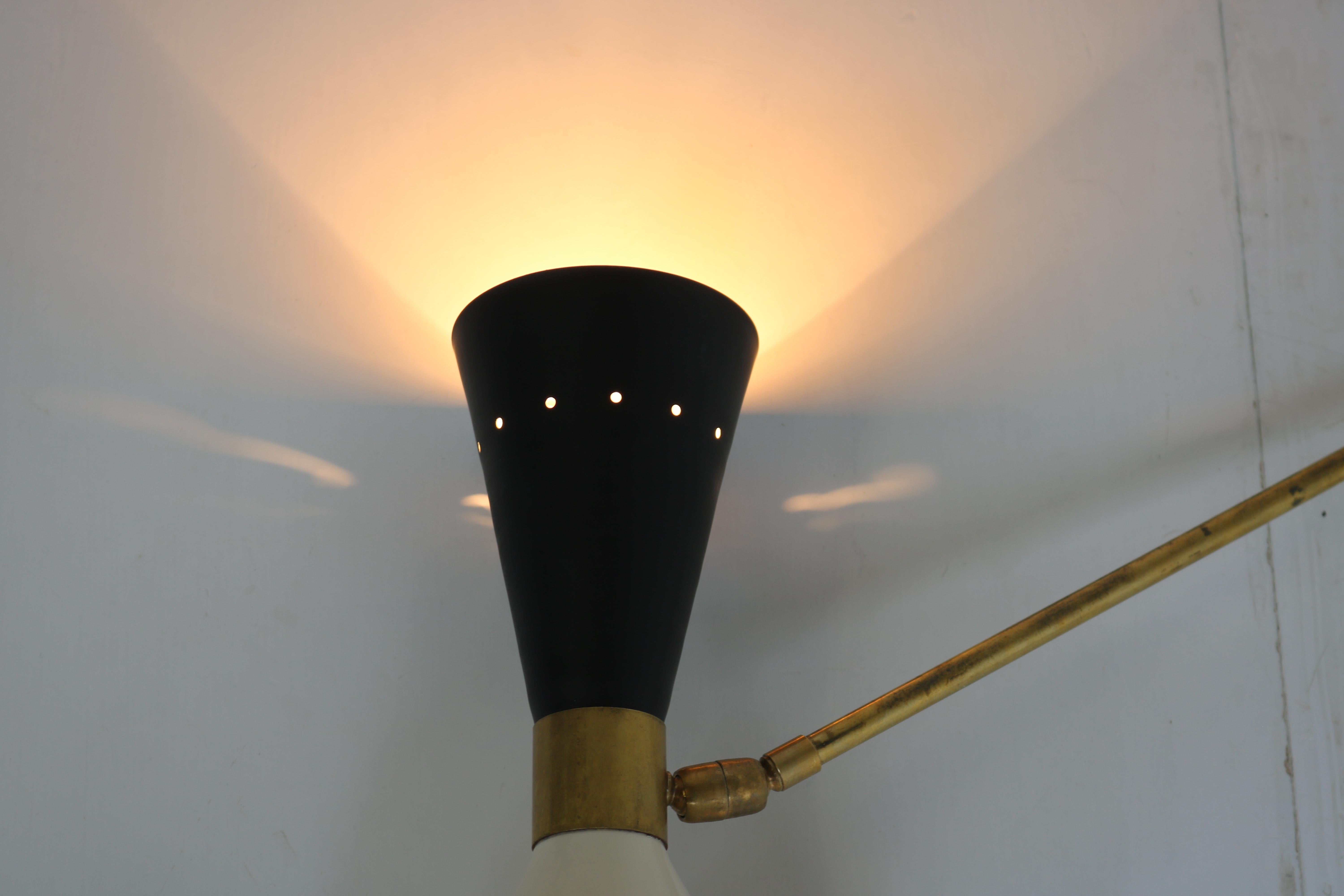 Italiano Coppia di applique regolabili in ottone bianco nero Stilnovo 1950 in vendita