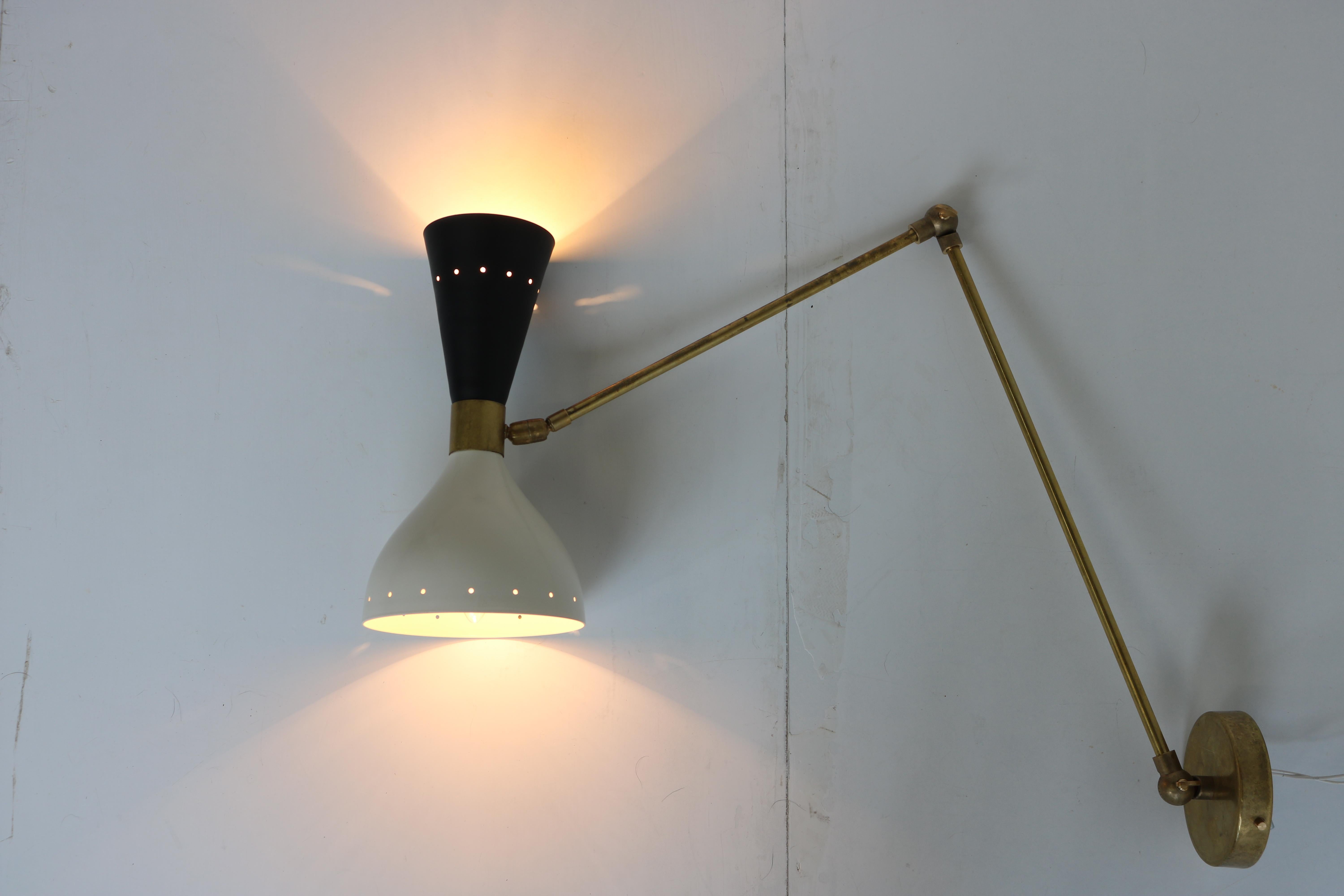 Coppia di applique regolabili in ottone bianco nero Stilnovo 1950 in vendita 2