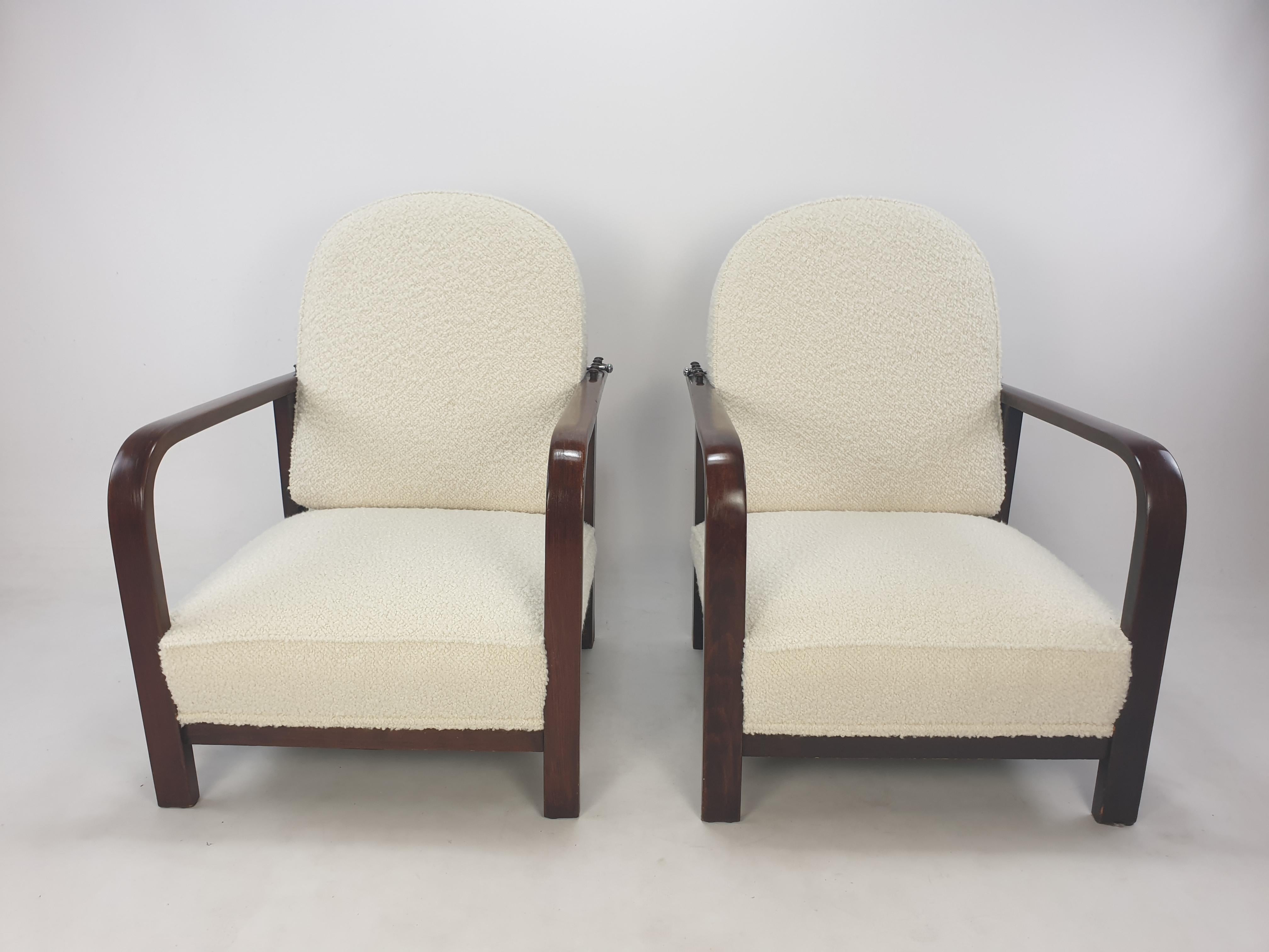 Stunning and very rare pair of Thonet lounge chairs, fabricated in the 30's.
Both chairs of this magnificent set are marked in the wood under the bottom (see picture).

They are very comfortable and it is possible to adjust the back of the