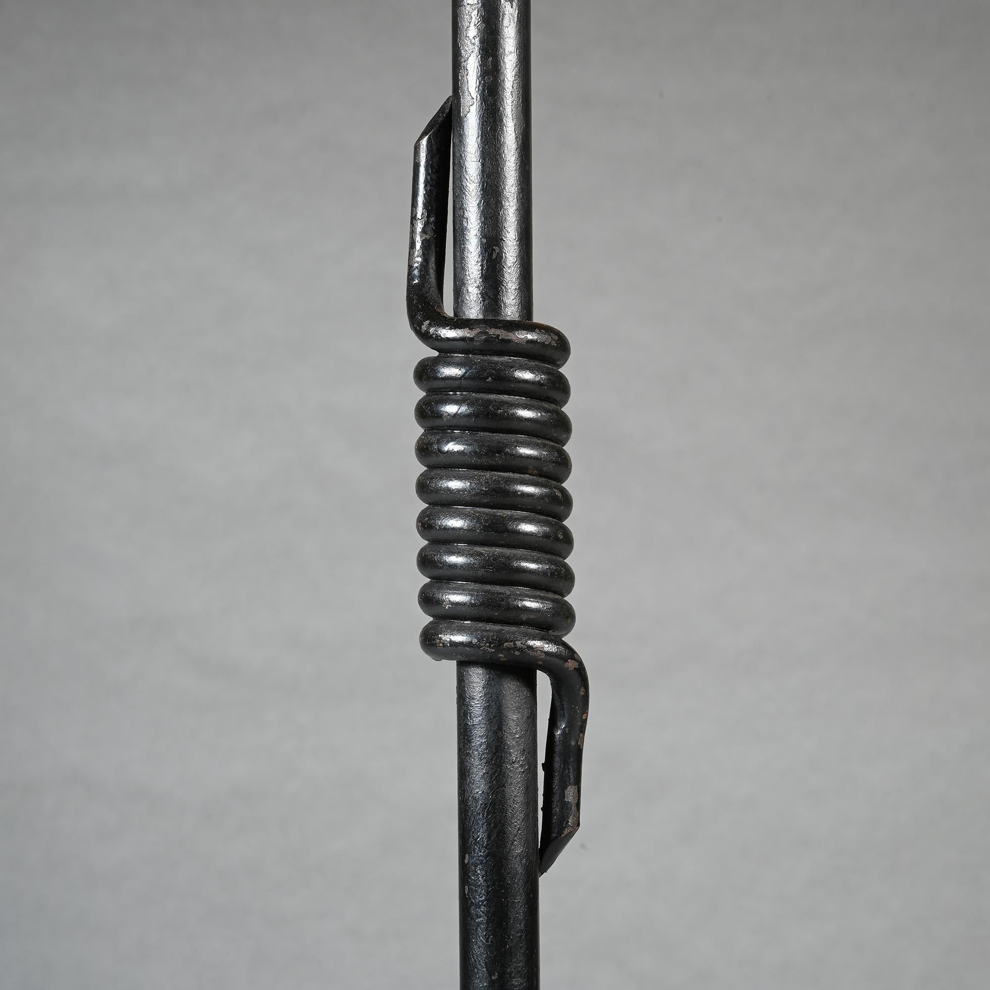 Pareja de lámparas de pie regulables de hierro de mediados del siglo XX según Jean Royère Vaciado en venta