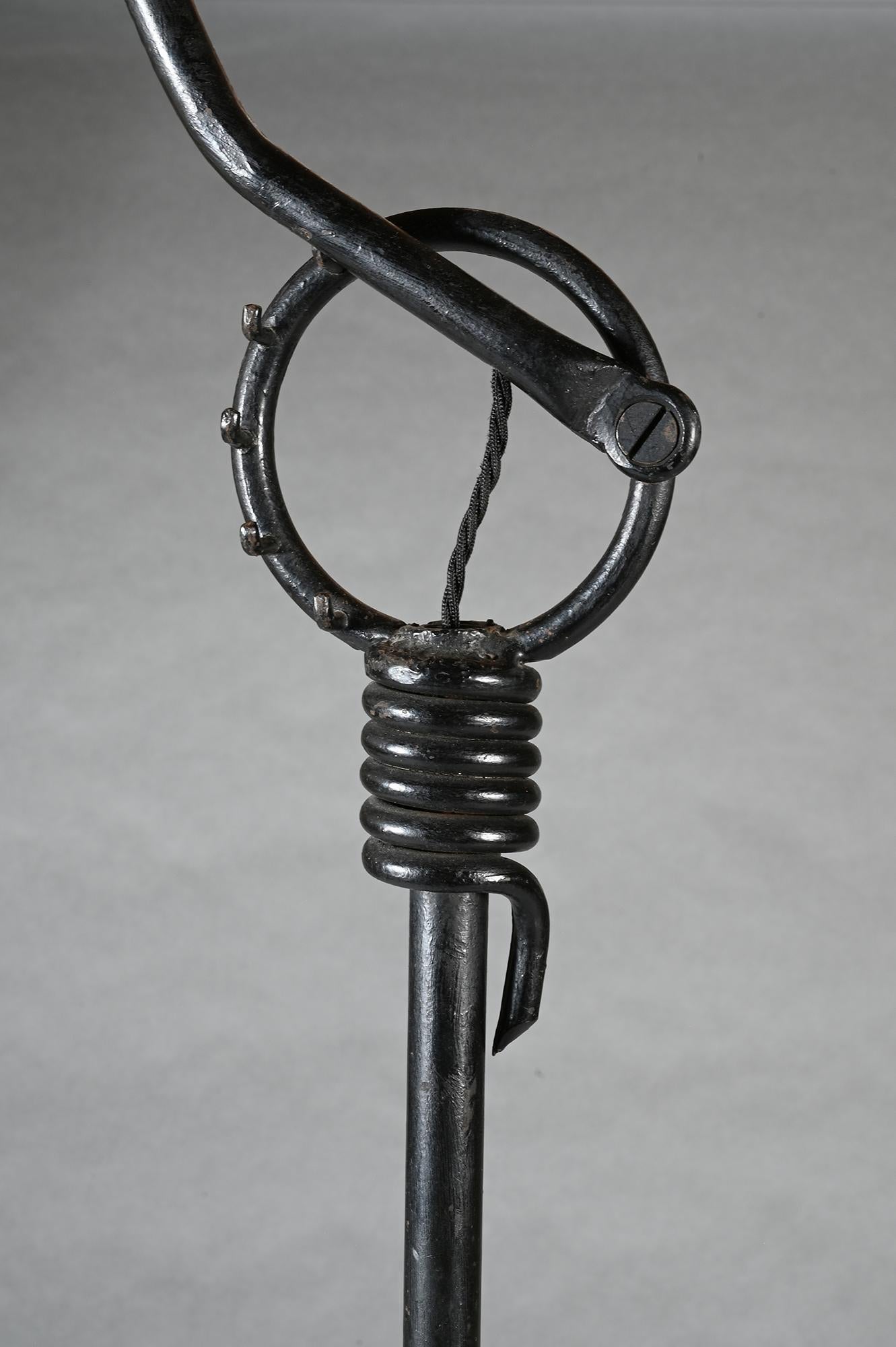 Pareja de lámparas de pie regulables de hierro de mediados del siglo XX según Jean Royère en Bueno estado para la venta en Benington, Herts