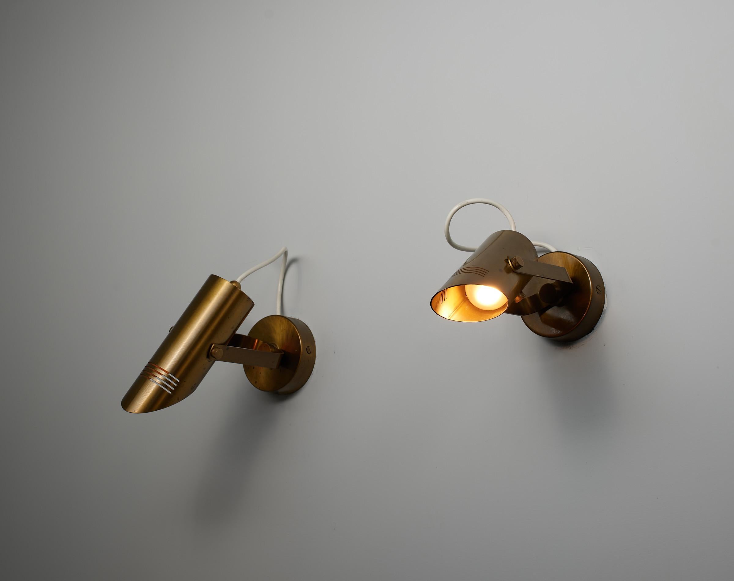 Presentamos un llamativo par de apliques de pared italianos de mediados de siglo de la década de 1960, meticulosamente elaborados en latón de alta calidad para infundir elegancia y estilo moderno a cualquier espacio. Estos apliques muestran una