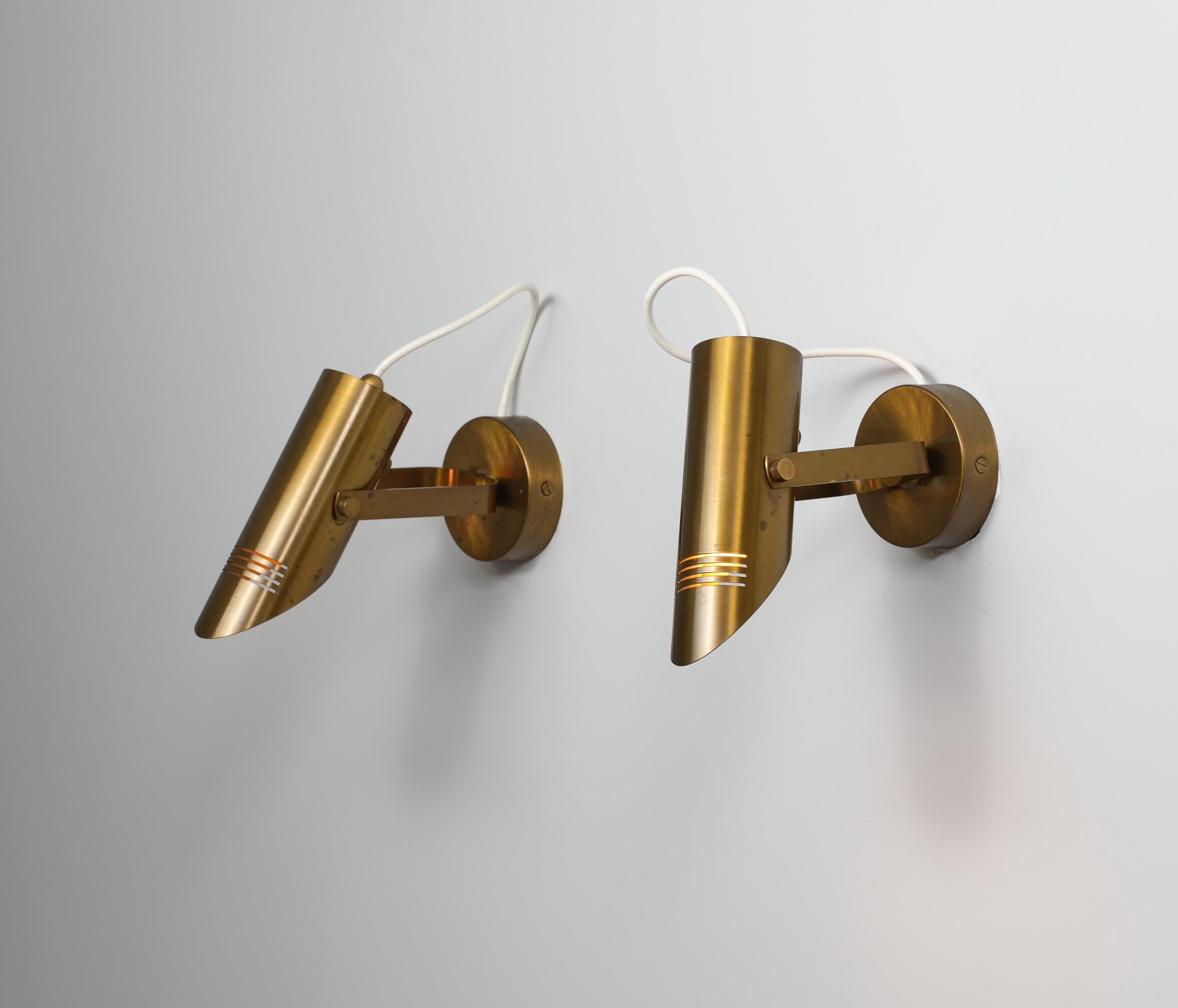 Ti presentiamo una straordinaria coppia di applique italiane della metà degli anni '1970, meticolosamente realizzate in ottone di alta qualità per infondere eleganza e stile moderno in qualsiasi spazio. Queste applique presentano una patina calda e