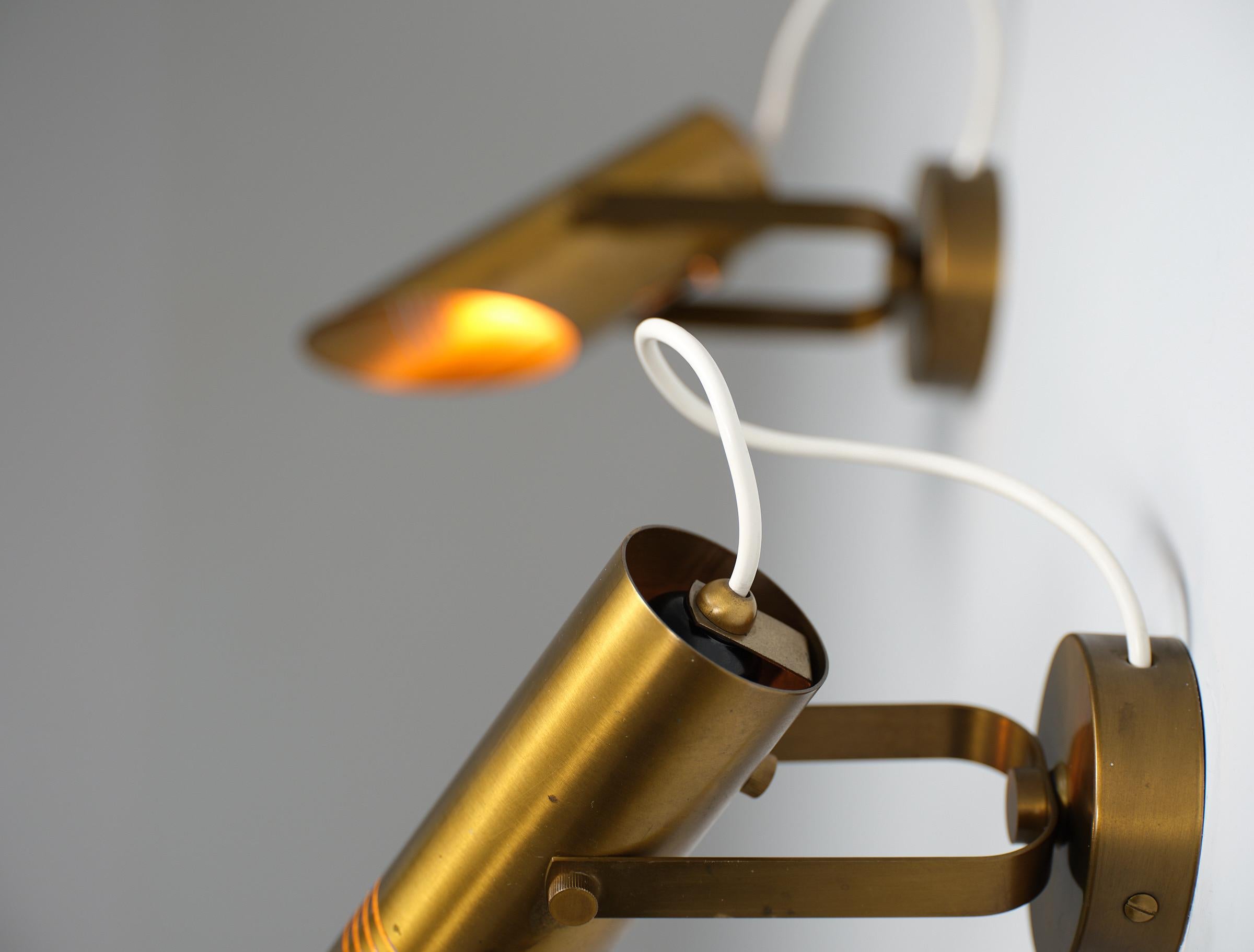 Italiano Coppia di lampade da parete regolabili in ottone italiano del metà del secolo scorso, anni '1970 in vendita