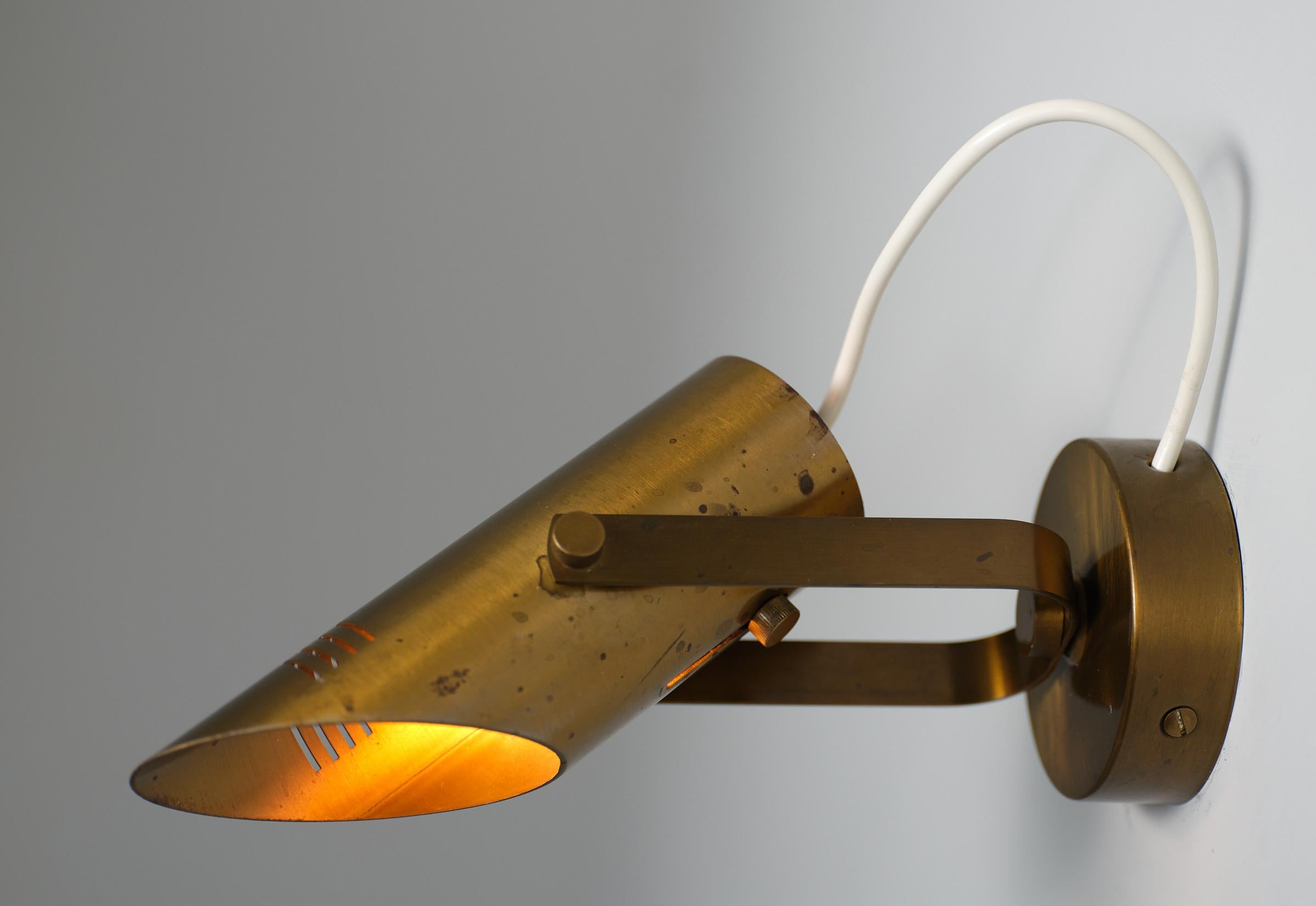 Coppia di lampade da parete regolabili in ottone italiano del metà del secolo scorso, anni '1970 In condizioni buone in vendita a Rome, IT