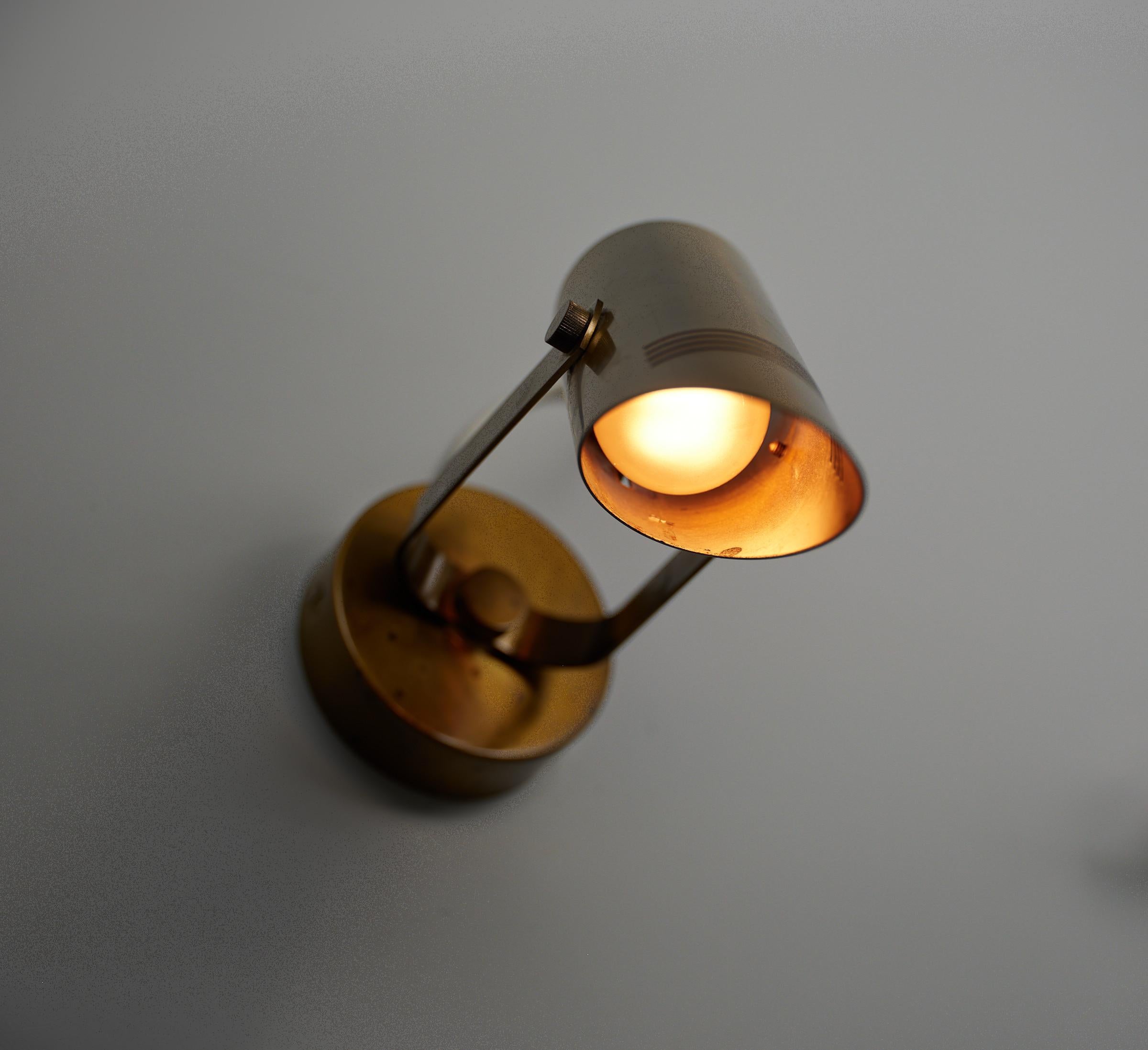Ottone Coppia di lampade da parete regolabili in ottone italiano del metà del secolo scorso, anni '1970 in vendita