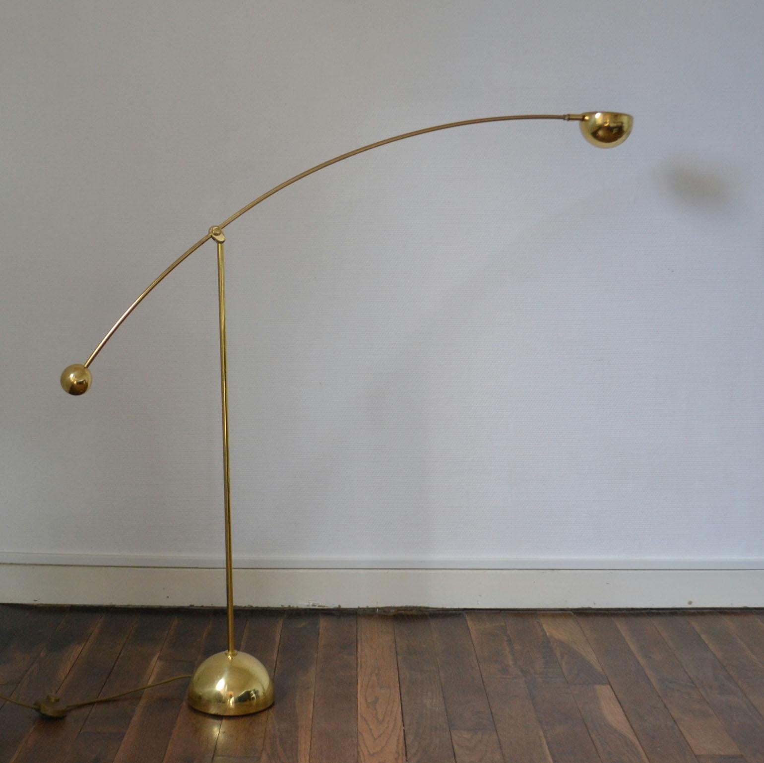 Pair of Adjustable Minimal Brass Bowed Floor Lamps In Excellent Condition In London, GB