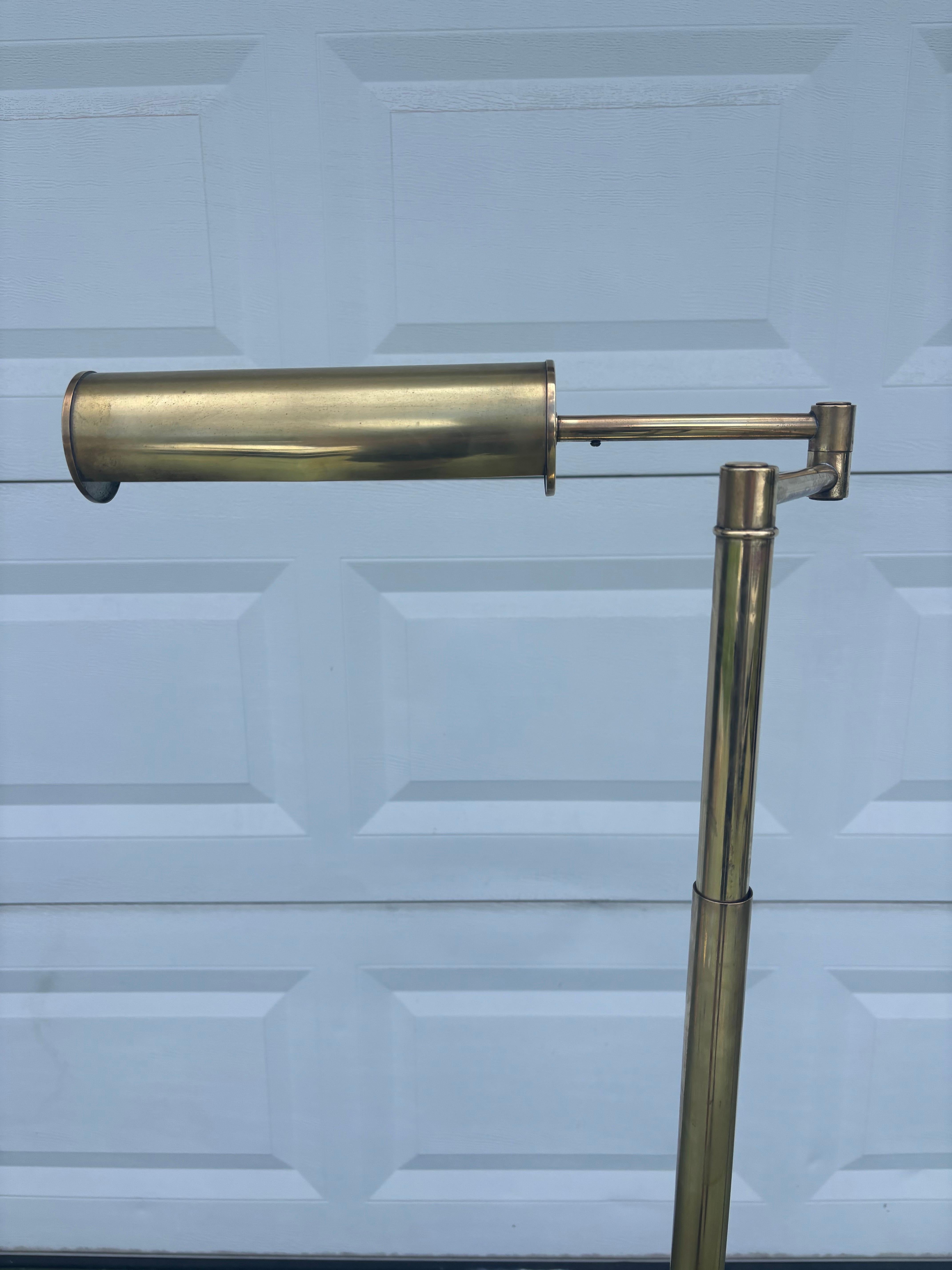 Americano Coppia di lampade da farmacia regolabili in ottone di Nessen, circa 1960 in vendita