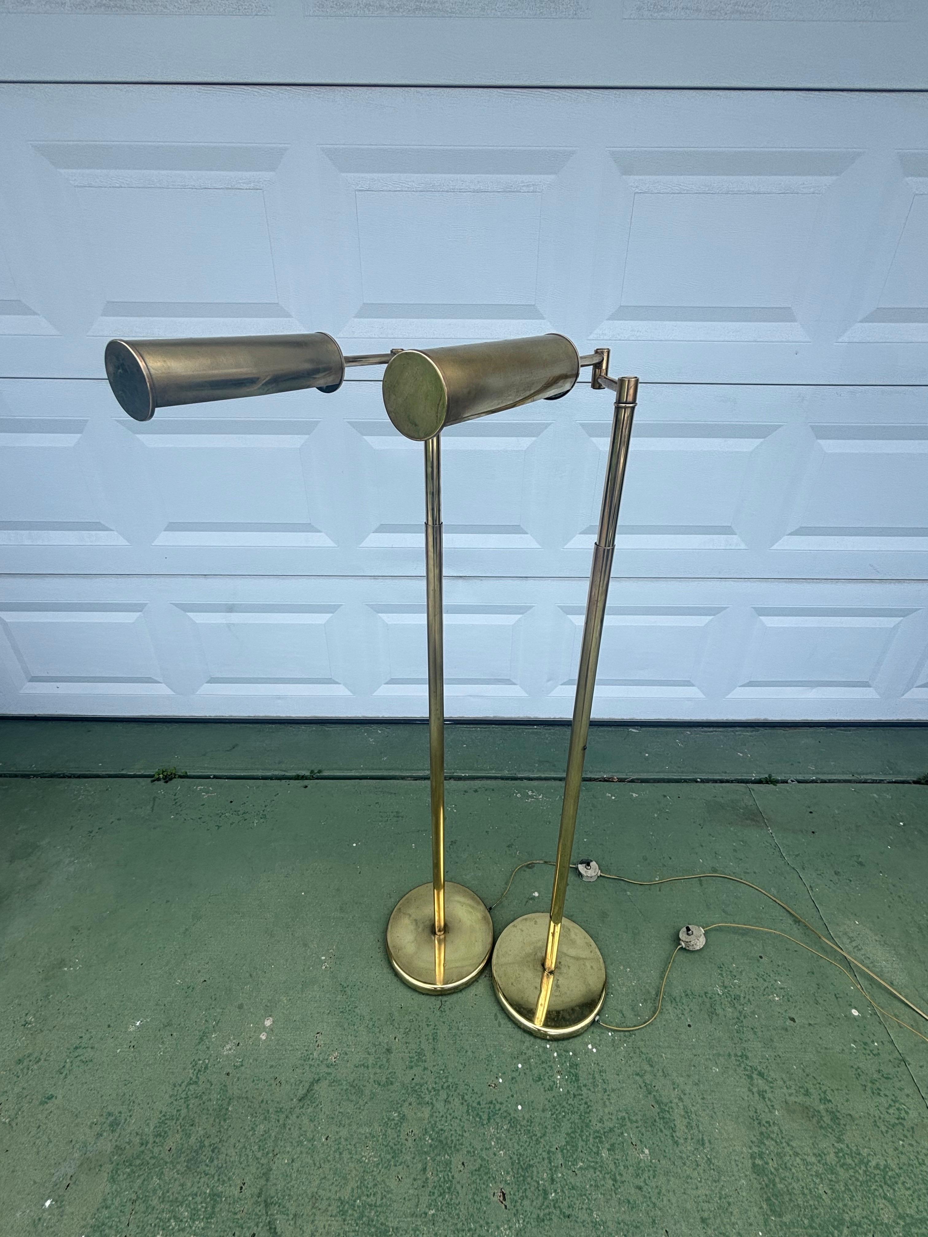 Coppia di lampade da farmacia regolabili in ottone di Nessen, circa 1960 In condizioni buone in vendita a Boynton Beach, FL