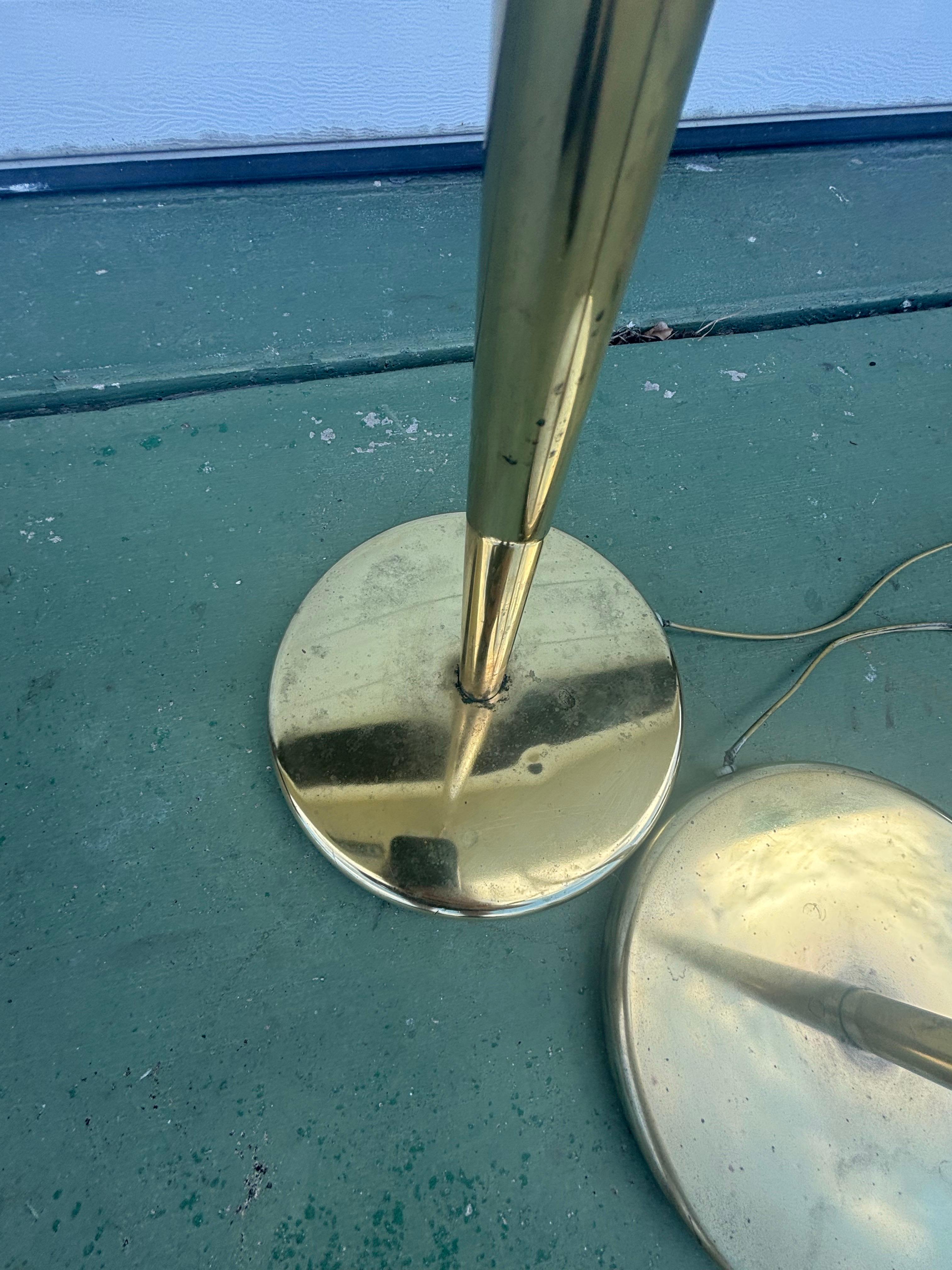 Ottone Coppia di lampade da farmacia regolabili in ottone di Nessen, circa 1960 in vendita