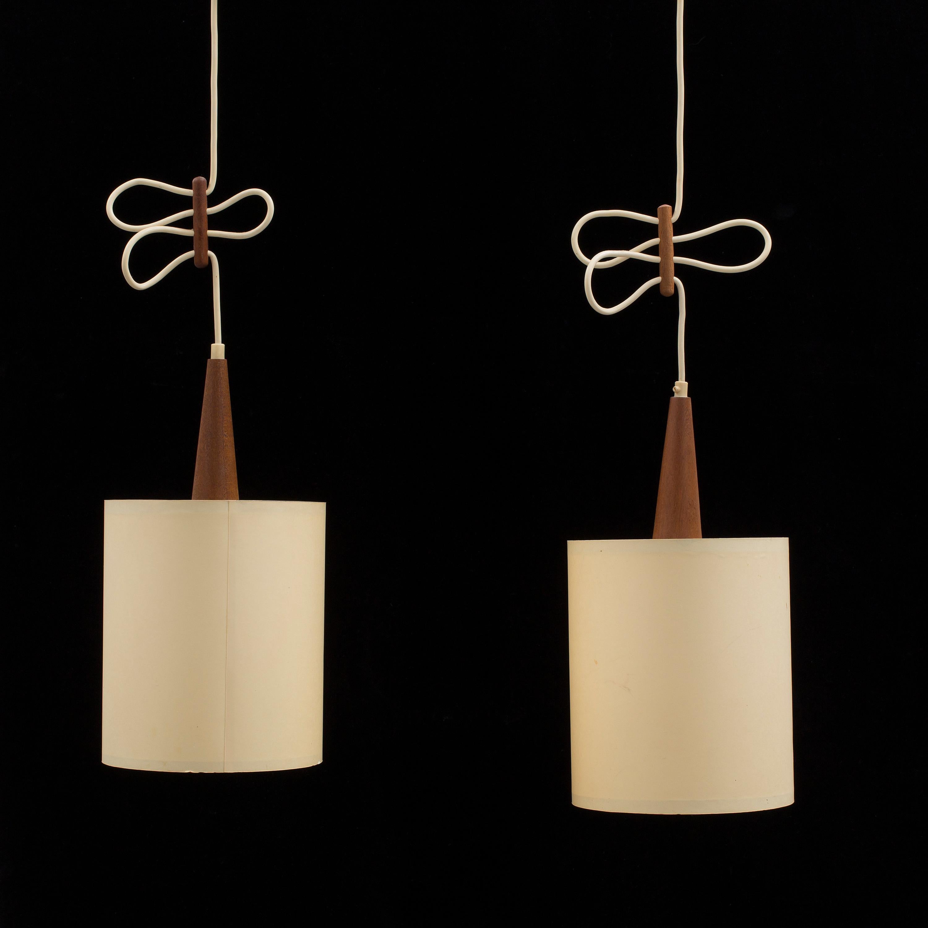Rare paire de lampes suspendues ajustables par  Svend Aage Holm Sorensen Danemark 1960
Nouvellement recâblé aux normes européennes 
Bon état
