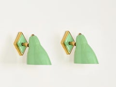 Pareja de apliques regulables de latón y metal verde, Stilnovo, Italia, años 50