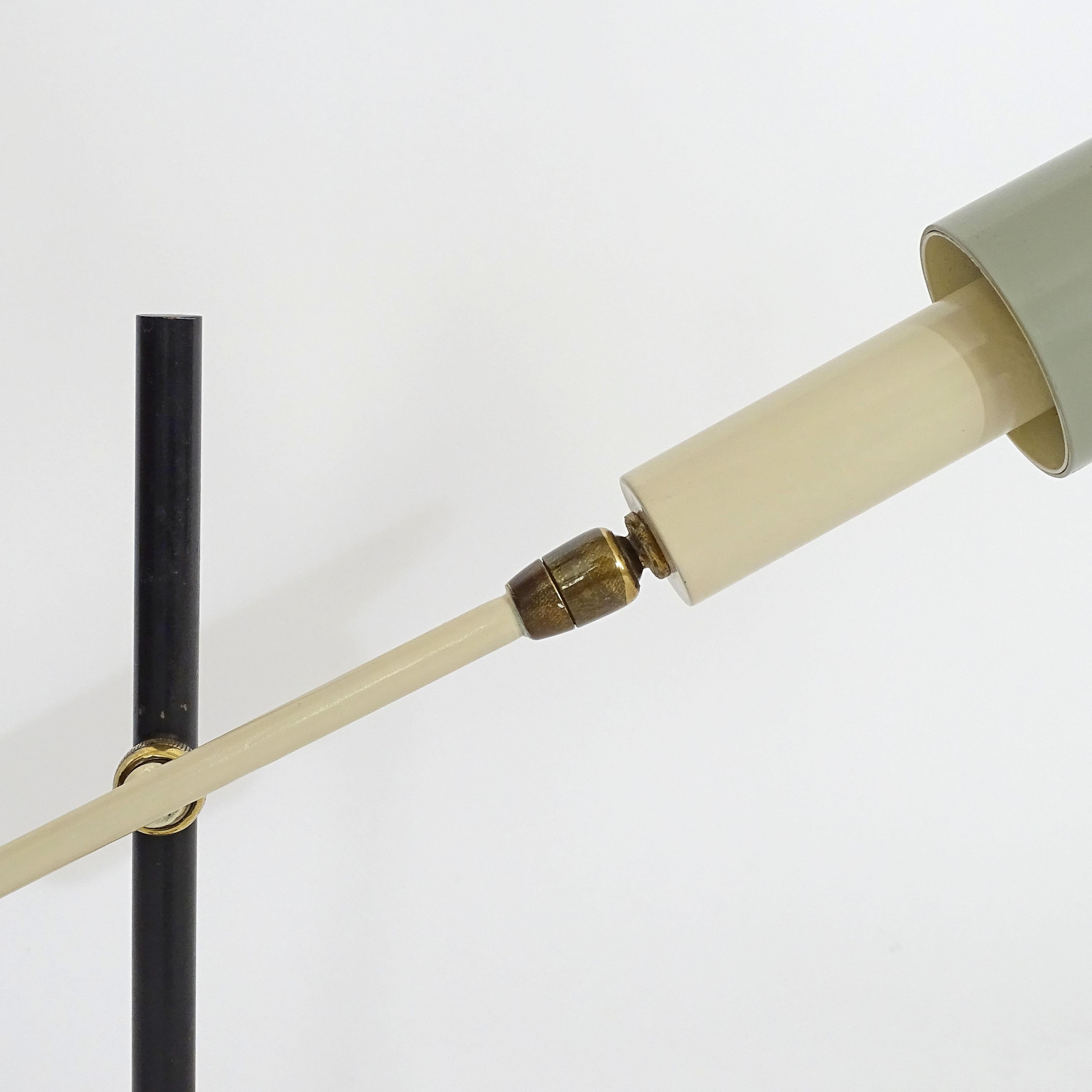 Design unique pour une paire de lampes de table Stilux Milano réglables.