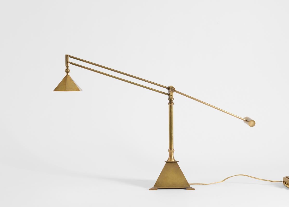 Français Deux lampes de table à base pyramidale de la collection de Thierry Despont en vente