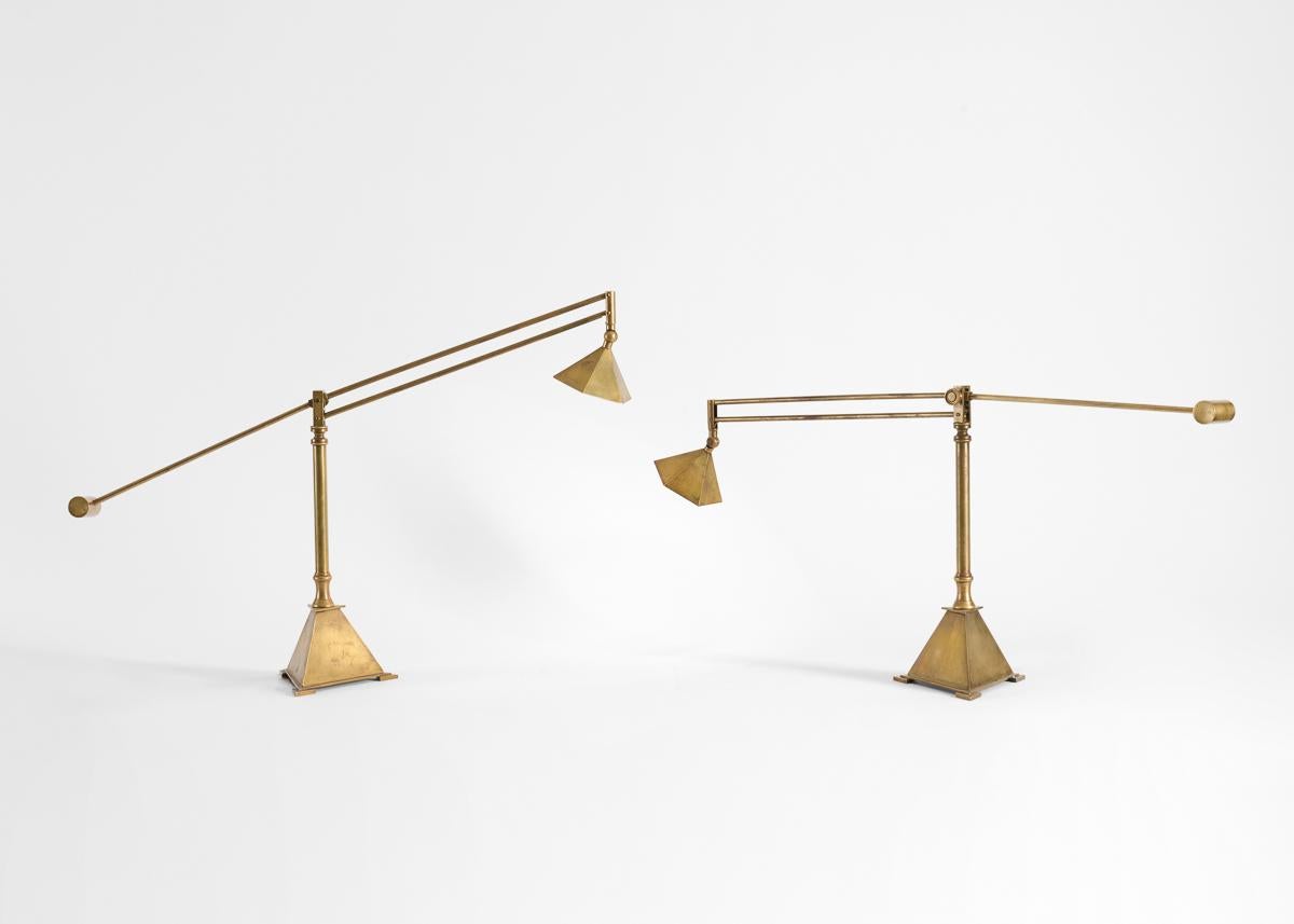 Métal Paire de lampes de table réglables à base pyramidale en vente