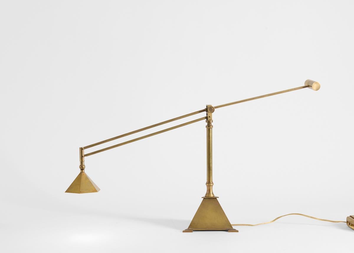 Métal Deux lampes de table à base pyramidale de la collection de Thierry Despont en vente