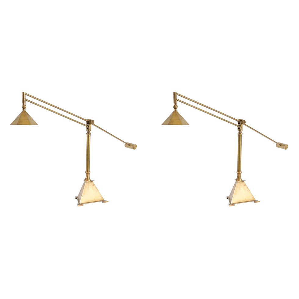 Paire de lampes de table réglables à base pyramidale en vente