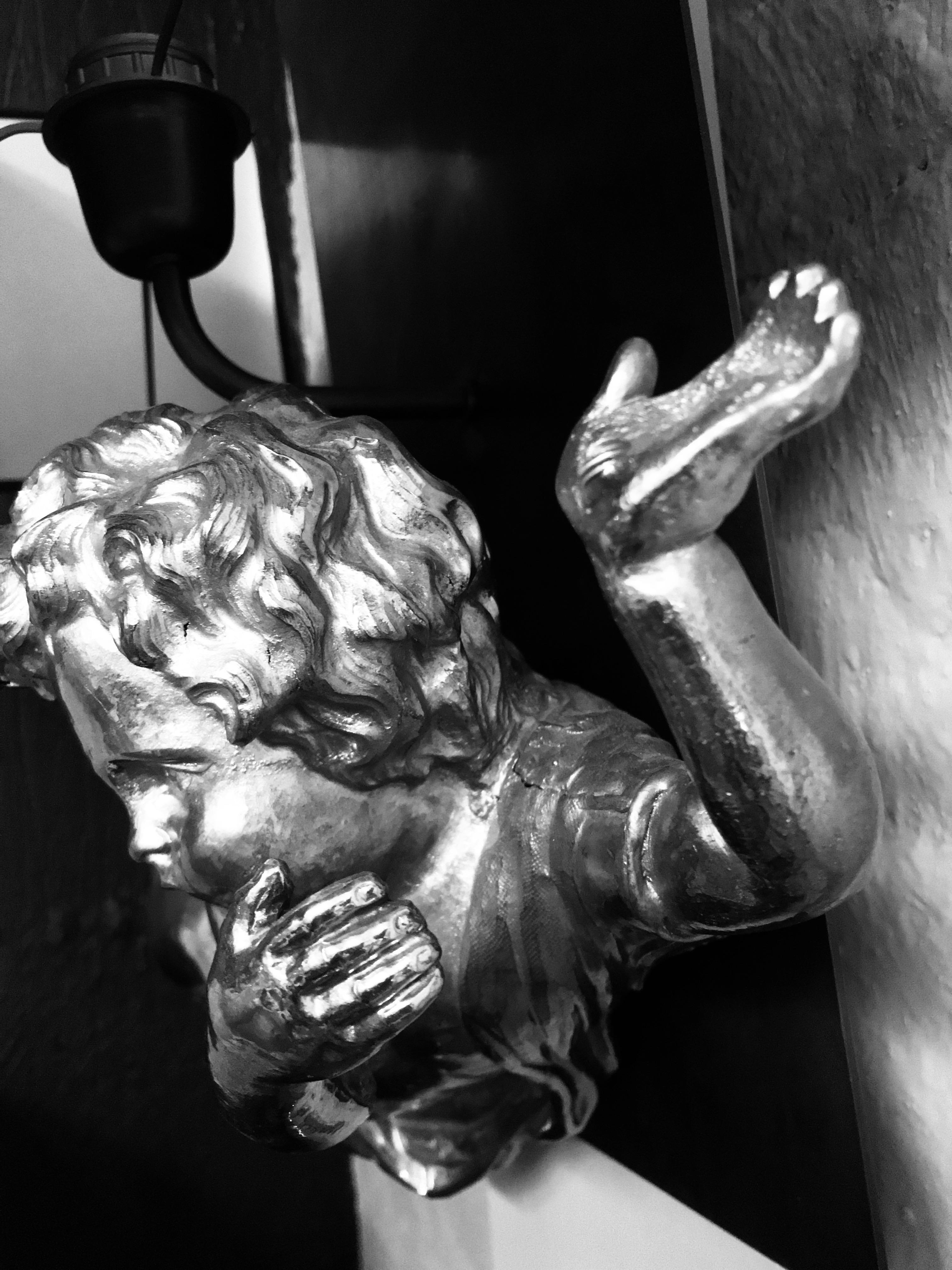Pair of Adorable Gilt Brass Cherub Wall Sconces im Zustand „Gut“ in London, GB