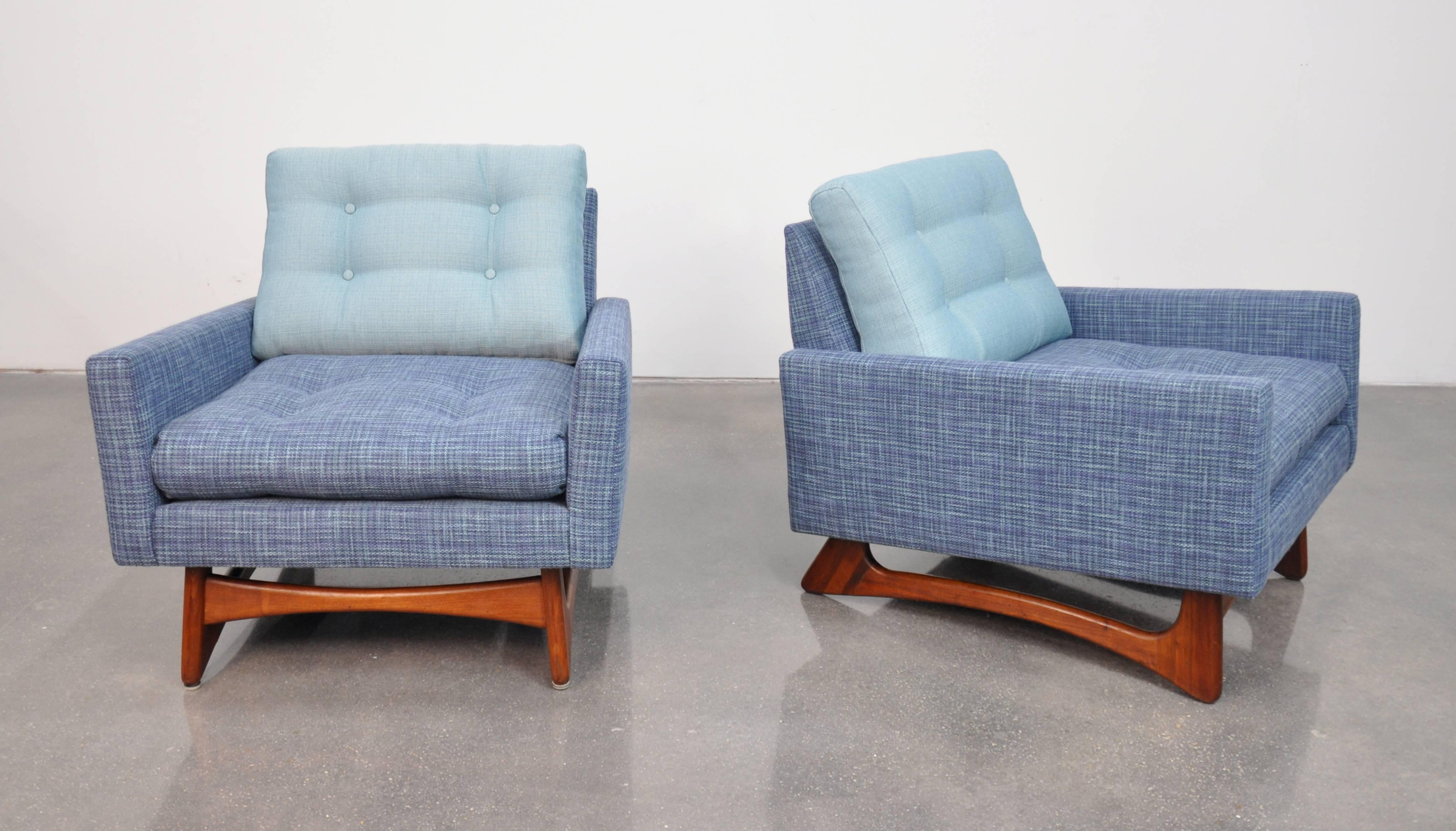 Pair of Adrian Pearsall for Craft Associates Walnut and Blue Tweed Lounge Chairs In Good Condition In Miami, FL