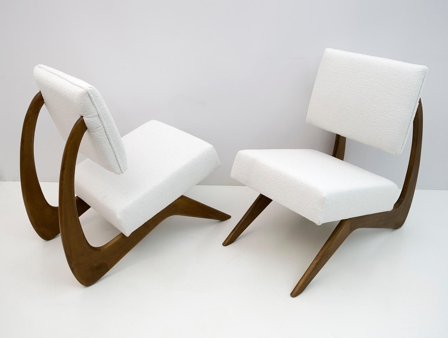 Ein Paar Sessel des amerikanischen Designers Adrian Pearsall. Das Gestell dieser Cocktail-Loungesessel ist aus Walnussholz in schön geschwungener Form gefertigt und mit weißem Chenille-Stoff gepolstert. Die Sessel sind restauriert und neu gepolstert