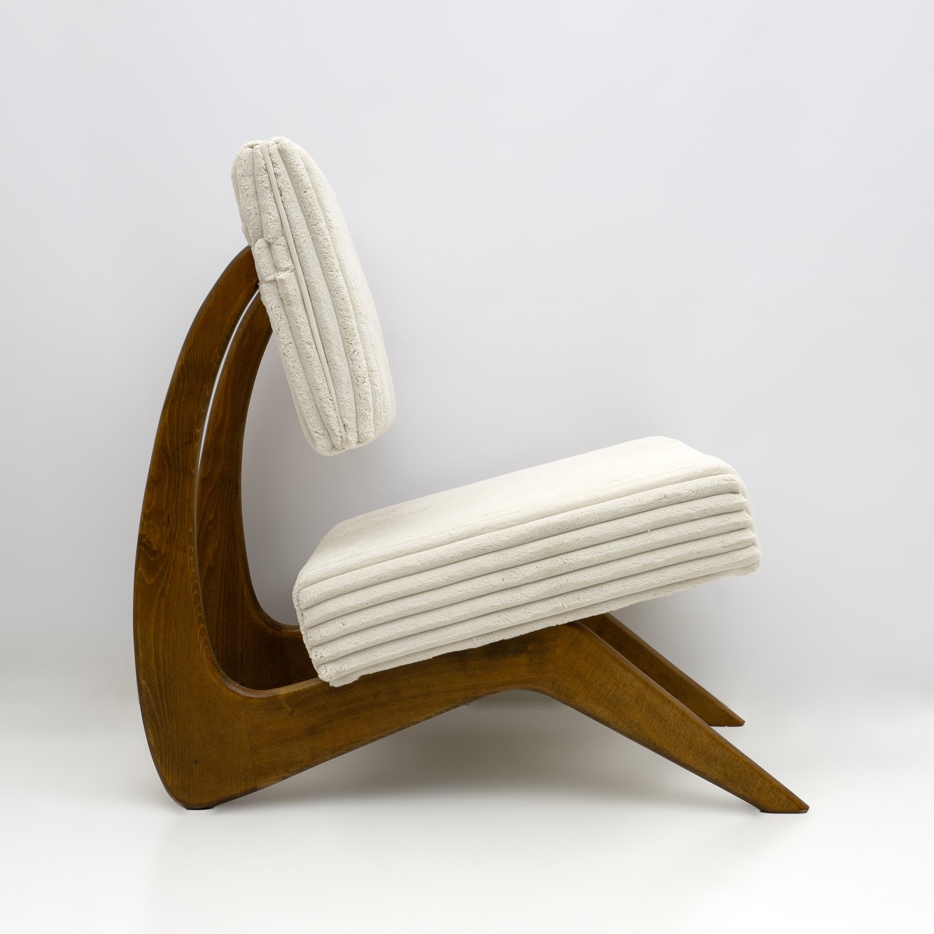 Ein Paar Sessel des amerikanischen Designers Adrian Pearsall. Die Struktur dieser Lounge-Cocktailsessel besteht aus Walnussholz mit einer schönen geschwungenen Form und ist mit einem langhaarigen Bouclè-Stoff in hellem Elfenbein bezogen. Die Sessel