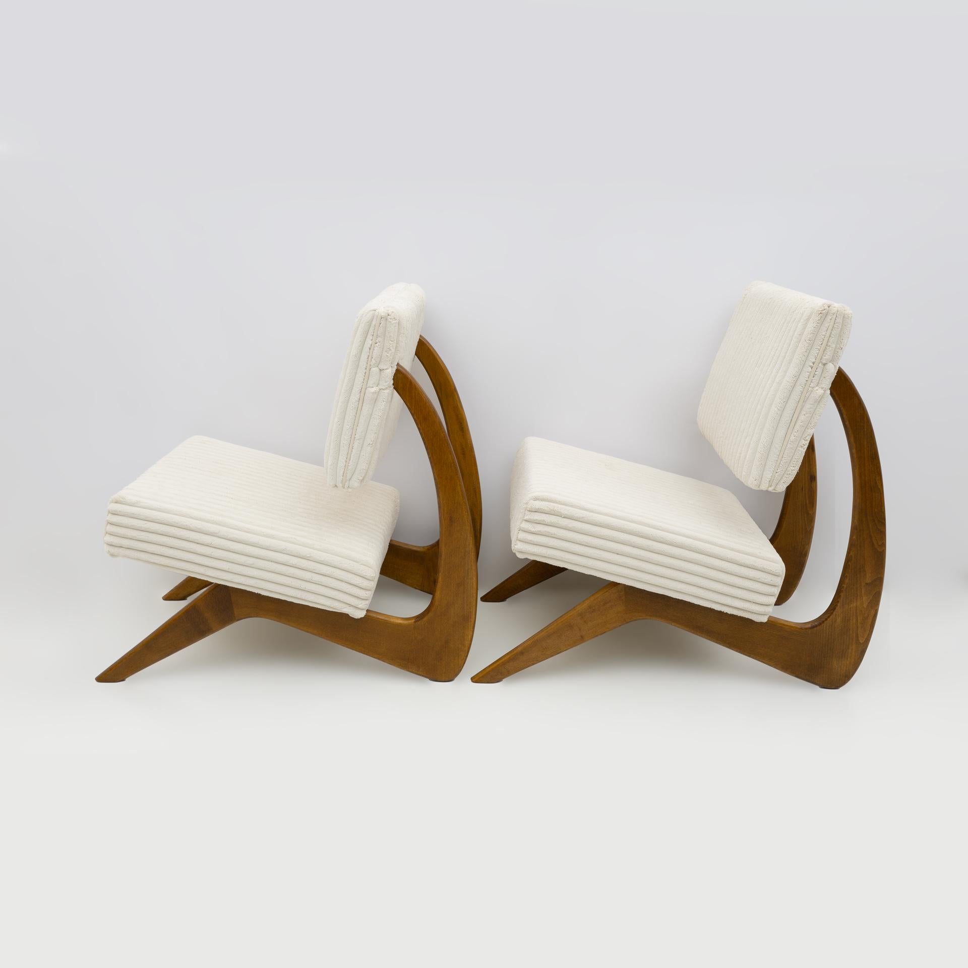 Paar Adrian Pearsall-Loungesessel aus Nussbaumholz aus der Mitte des Jahrhunderts für Craft Associates (Bouclé) im Angebot