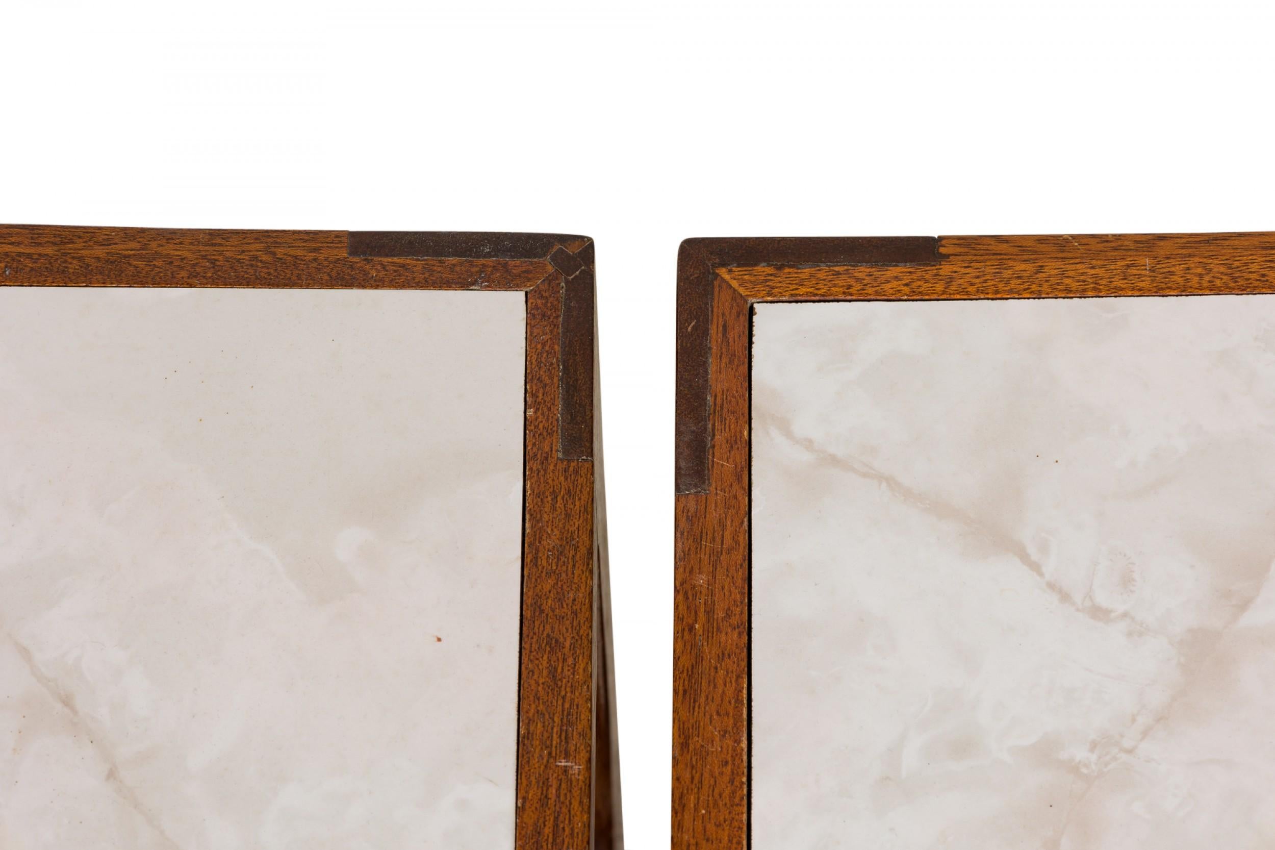 20ième siècle Paire de tables d'appoint / d'appoint Adrian Pearsall Open Cube en Wood et faux marbre blanc en vente
