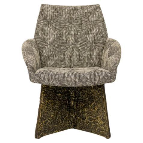 PAIRE de fauteuils du milieu du siècle dernier avec une tapisserie à motifs de diamants noirs et blancs sur une base en plastique moulé en forme de X (à la manière d'ADRIAN PEARSALL) (PRIX PAR PAIRE)

Condit : Bon ; Usures dues à l'âge et à