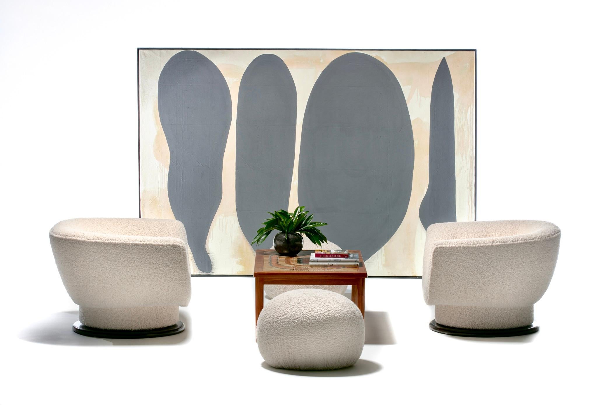 Dieses Paar moderner Adrian Pearsall Thron-Drehstühle aus den 1970er Jahren ist so skulptural und frisch, dass es fachgerecht mit weichem elfenbeinfarbenem Bouclé neu gepolstert wurde und sich auf Walnussholzfüßen dreht, die fachgerecht mit einer