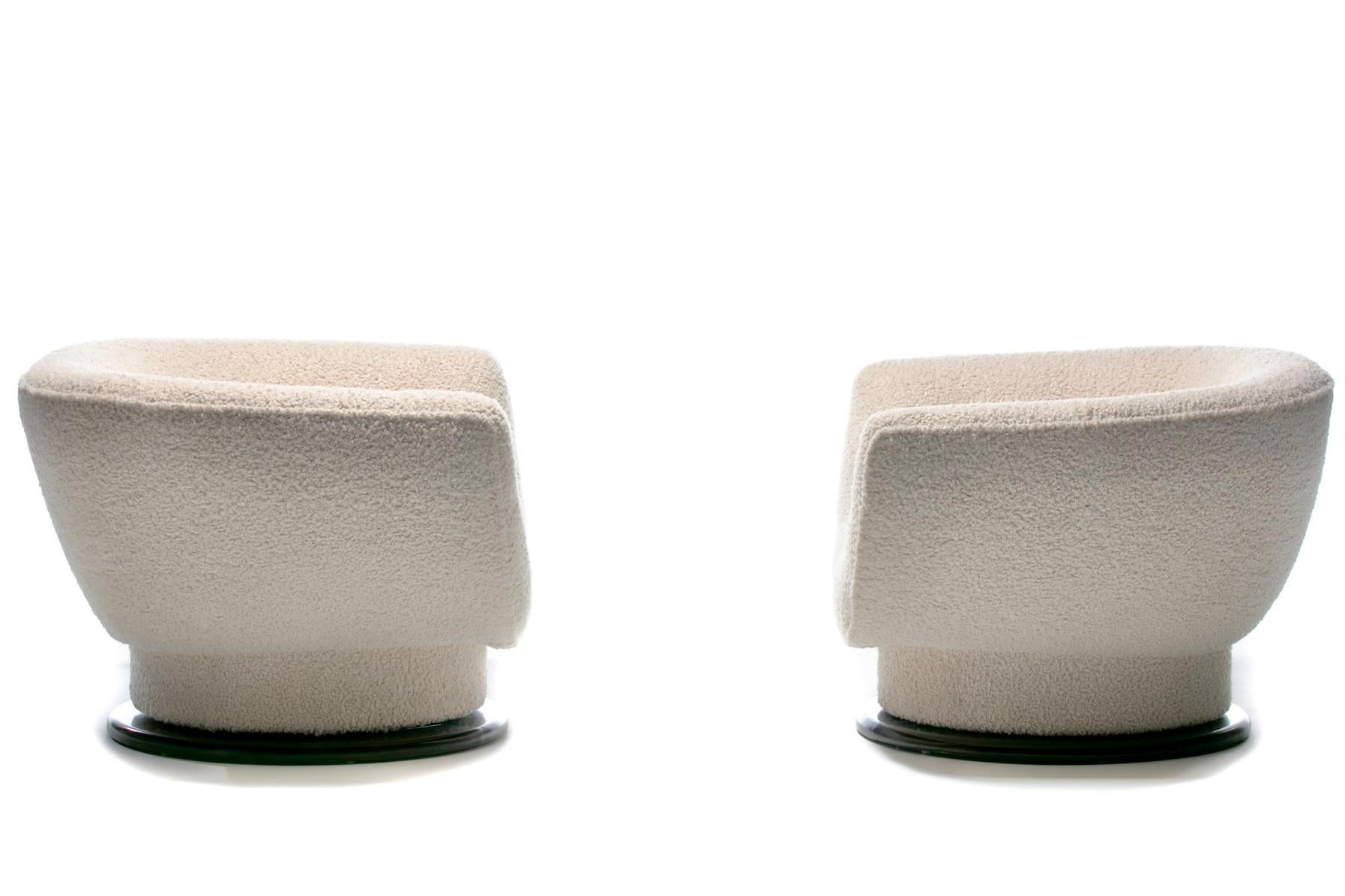 Pair of Adrian Pearsall Attributed Swivel Lounge Chairs in Ivory Bouclé In Good Condition For Sale In Saint Louis, MO