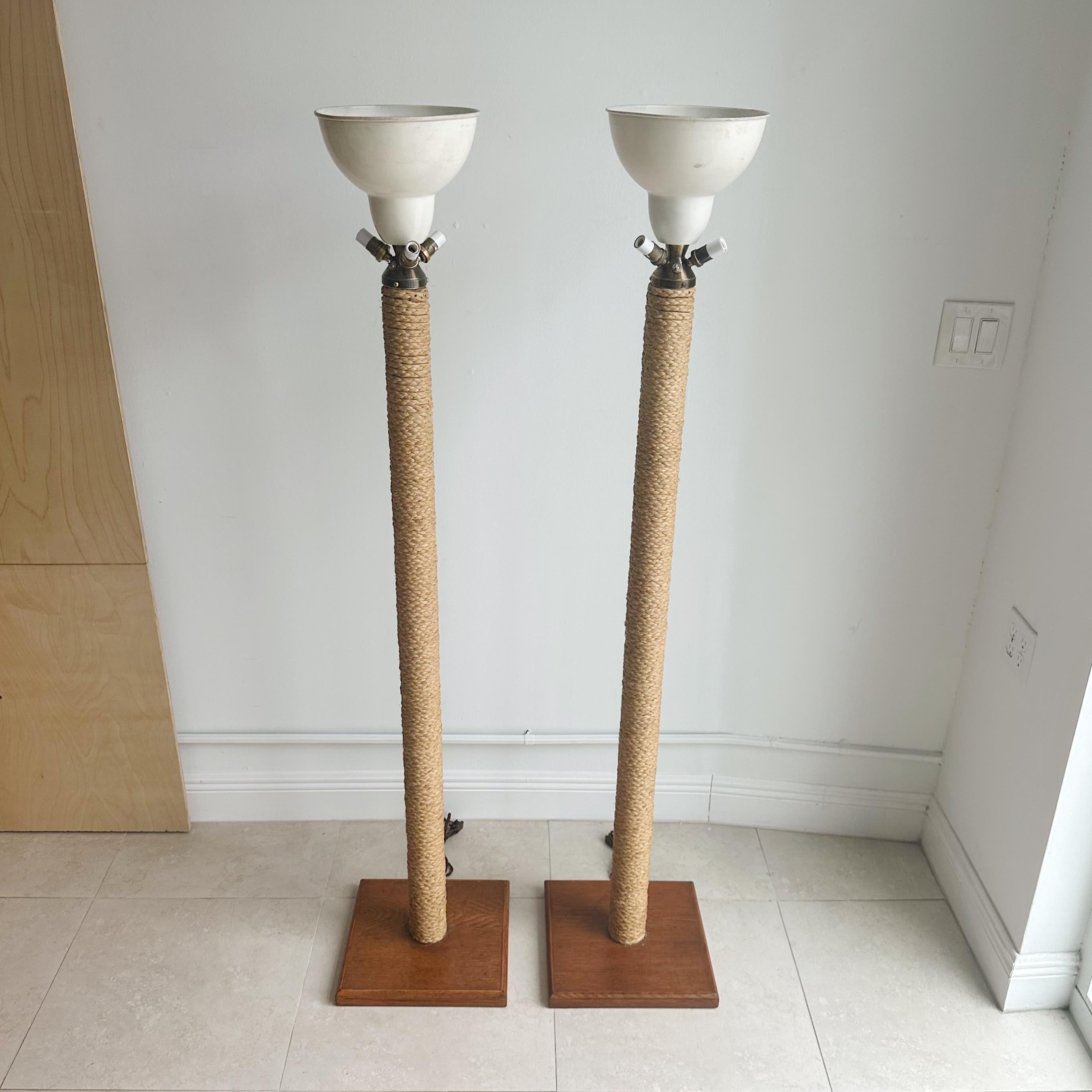 Seltener Vintage Fund: Ein Paar Adrien Audoux und Frida Minet Seil-Stehlampen aus Frankreich, CIRCA 1950er Jahre

Die Besonderheit der Lampen liegt in der geschickten Verwendung von Seilen, die um den Holzrahmen gewickelt sind und einen rustikalen