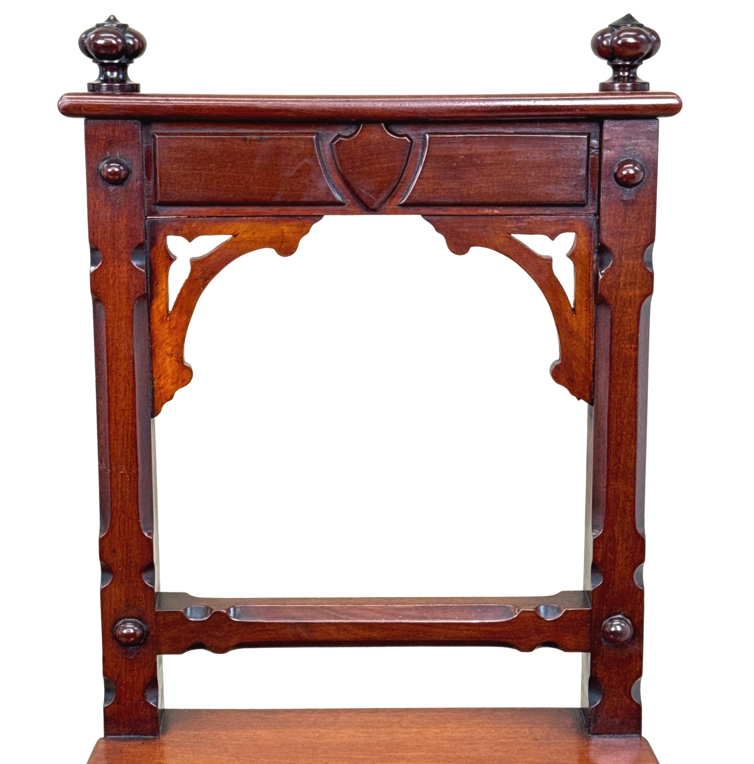 Paar Ästhetisches Design Viktorianische Mahagoni-Hallenstühle (Ästhetizismus) im Angebot