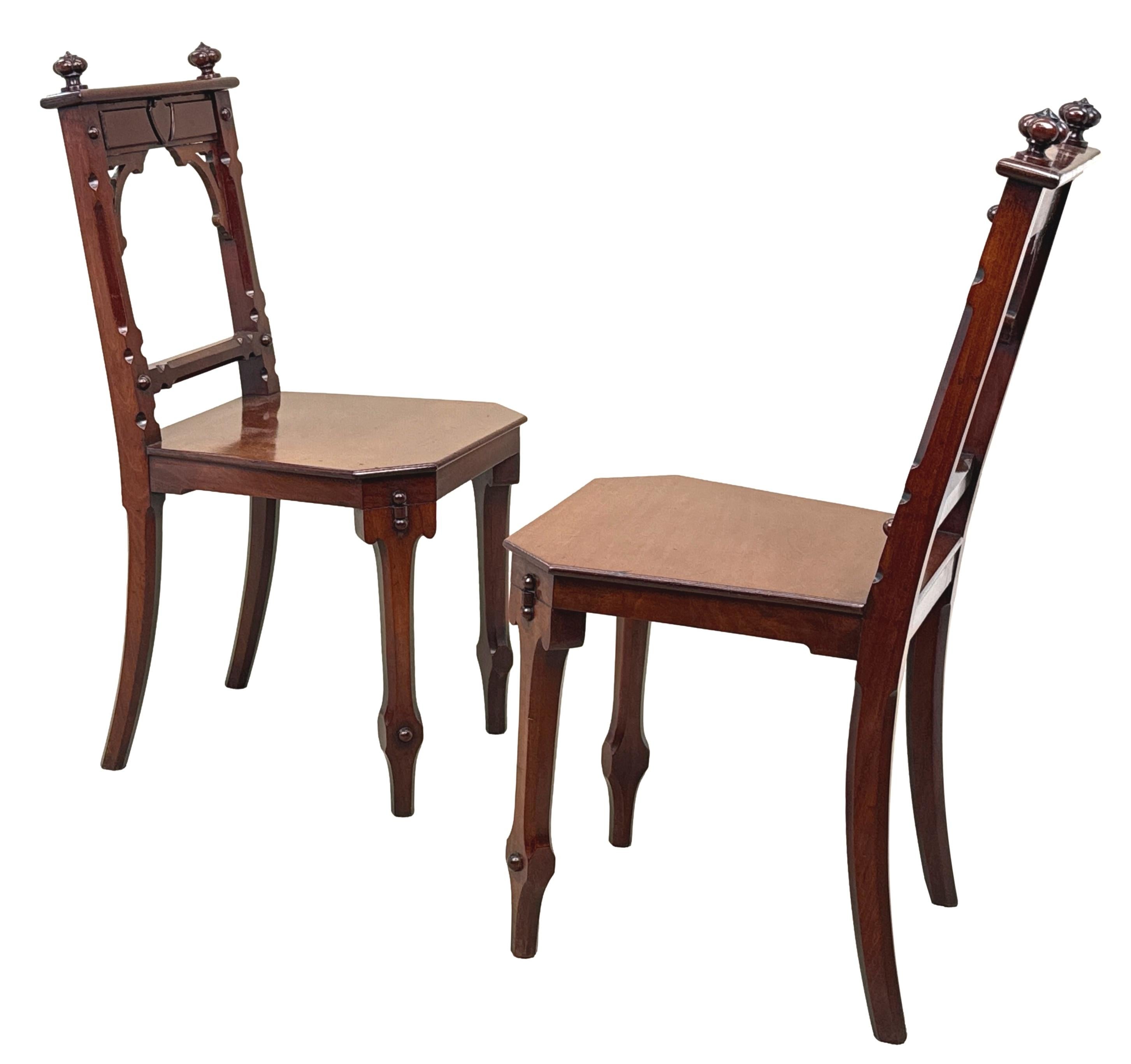 Paar Ästhetisches Design Viktorianische Mahagoni-Hallenstühle (19. Jahrhundert) im Angebot