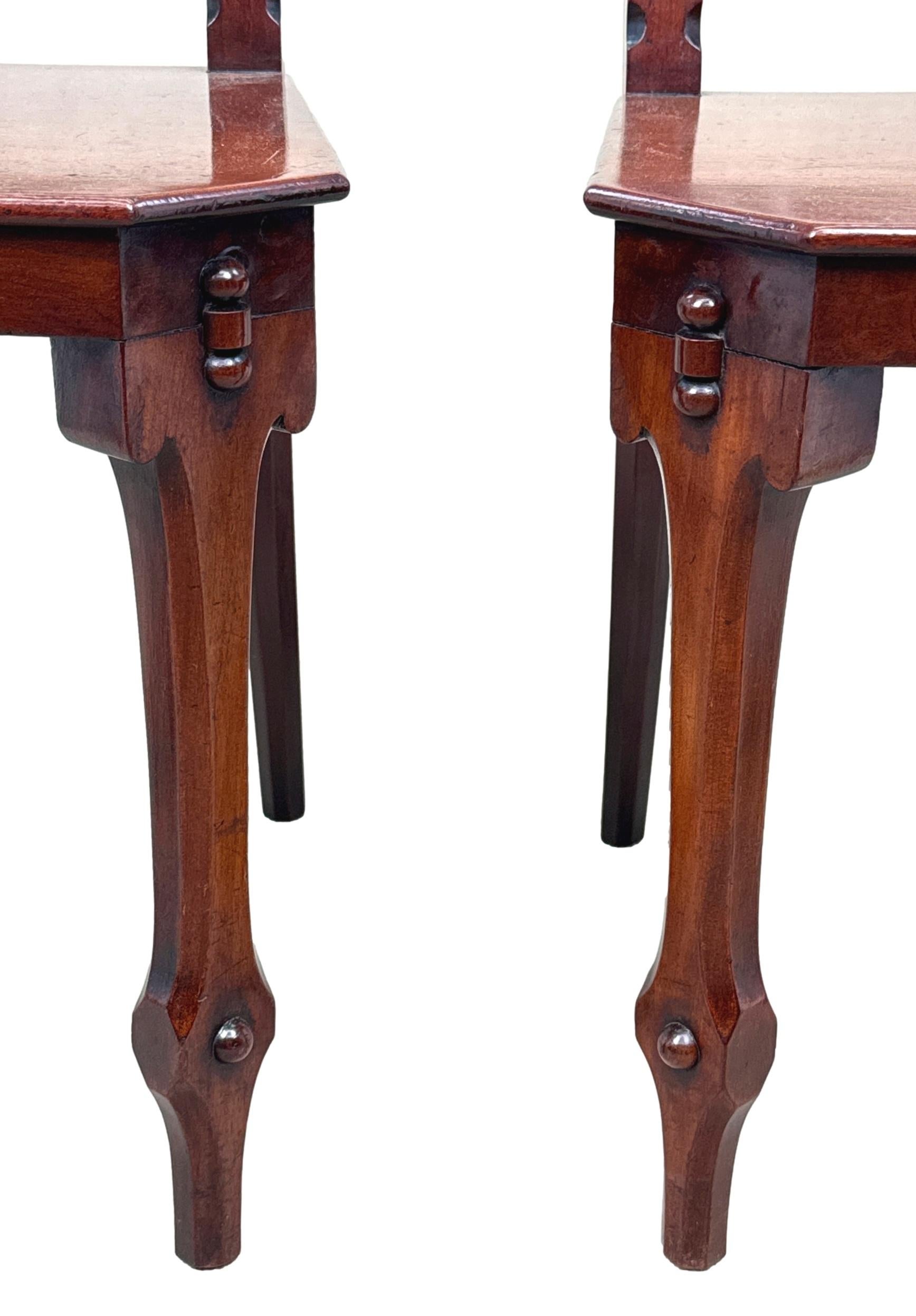 Paar Ästhetisches Design Viktorianische Mahagoni-Hallenstühle im Angebot 1