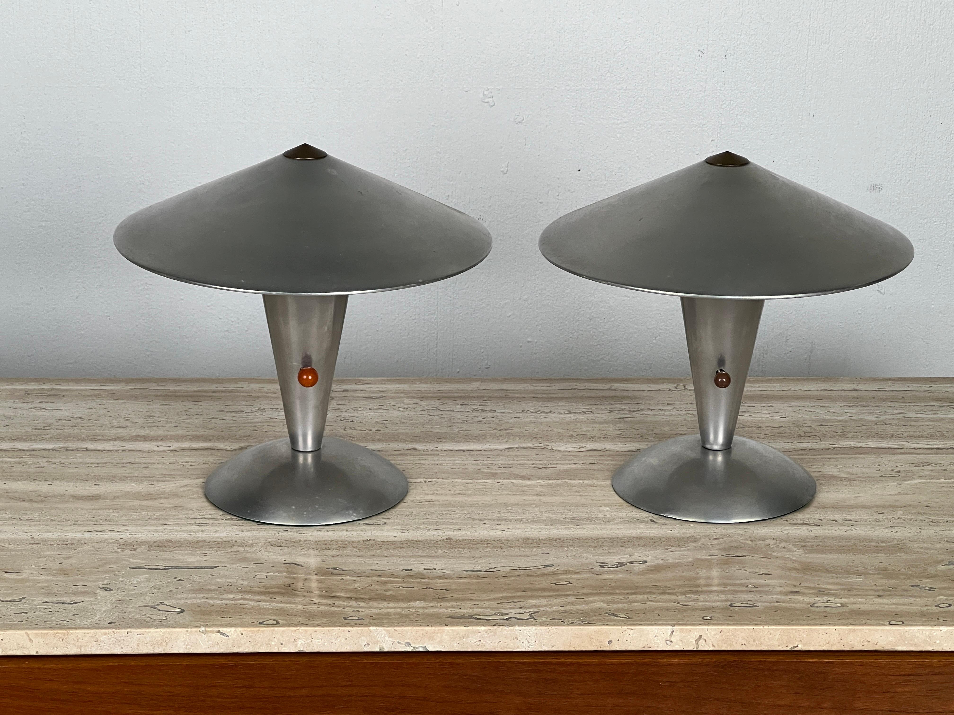Ein seltenes Paar kleiner AF 4 Tischlampen aus Aluminium mit Messingspitzen, entworfen von Walter von Nessen. 