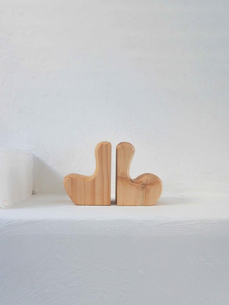 OROS and Chose Commune have teamed up to create the limited edition “Affinités” bookends, handcrafted in the south of France from local Mediterranean species.

From the meeting between Laure Amoros (OROS) and Cécile Poimboeuf- Koizumi (Chose