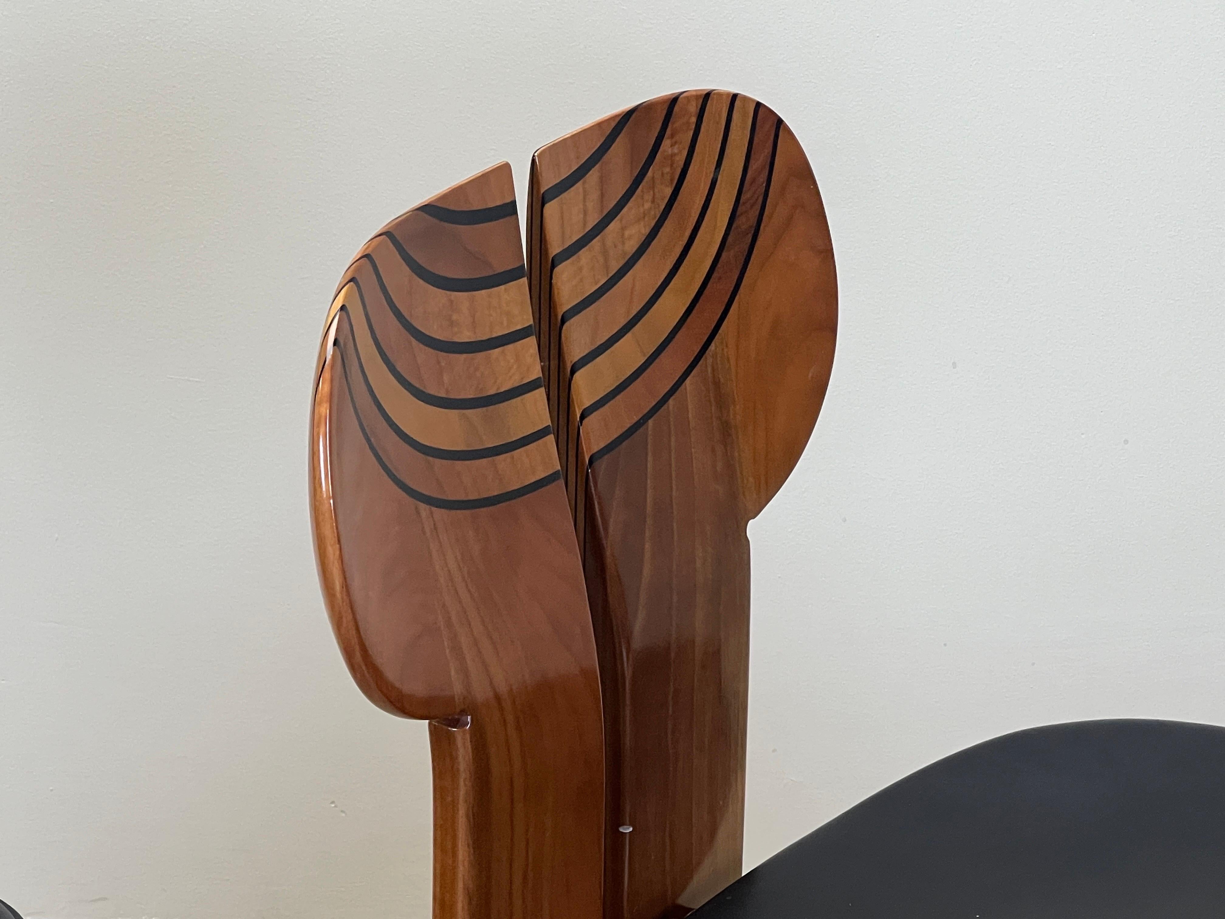 Una bellissima coppia di sedie Africa disegnate da Afra & Tobia Scarpa per Maxalto. Wood Wood con intarsi in legno esotico e sedili in pelle. 
