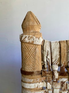 Paire de fauteuils africains en bois et peau tissée, Éthiopie, années 1950