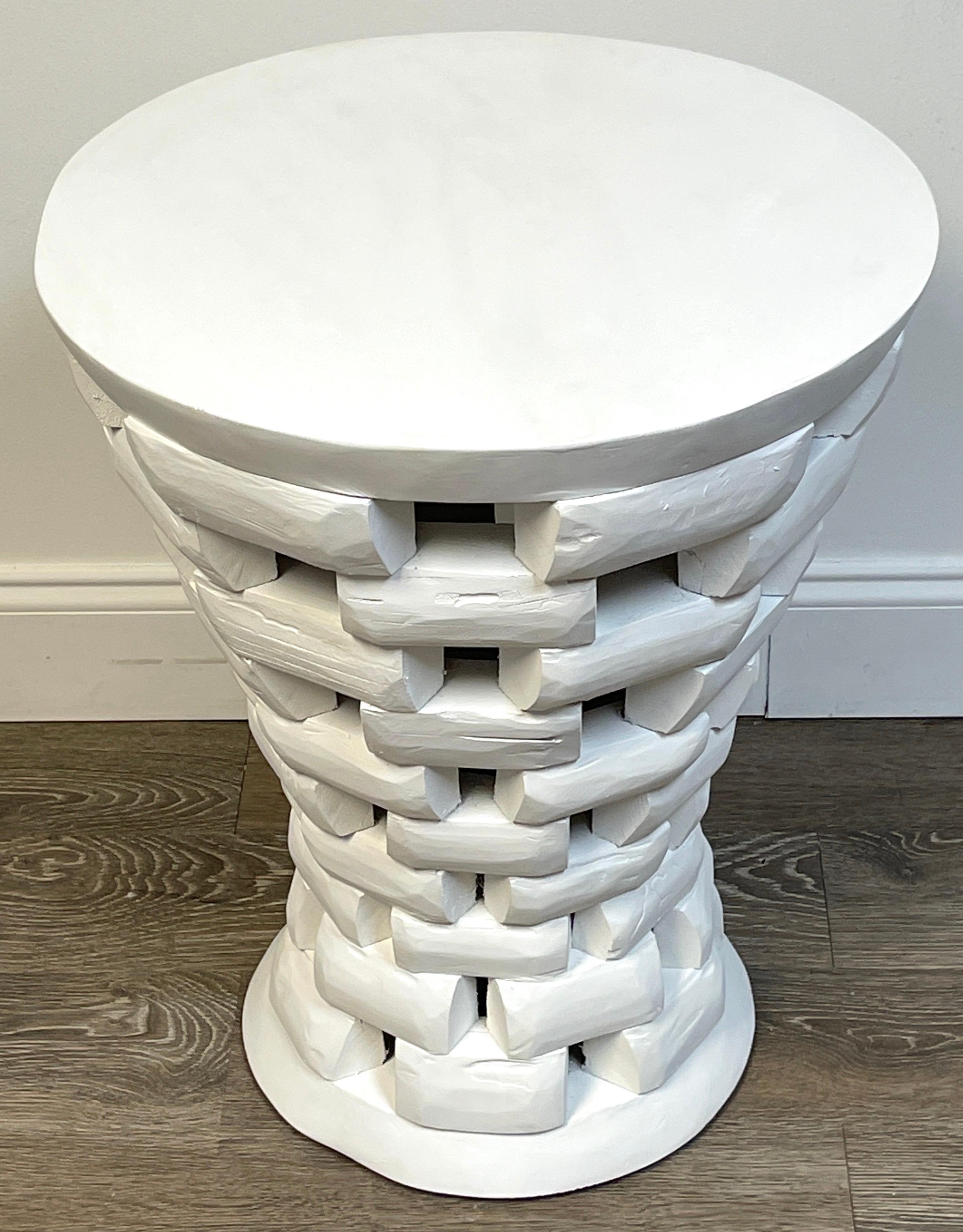 Paire de tables d'appoint à piédestal en teck sculpté de style africain, en blanc Bon état - En vente à West Palm Beach, FL