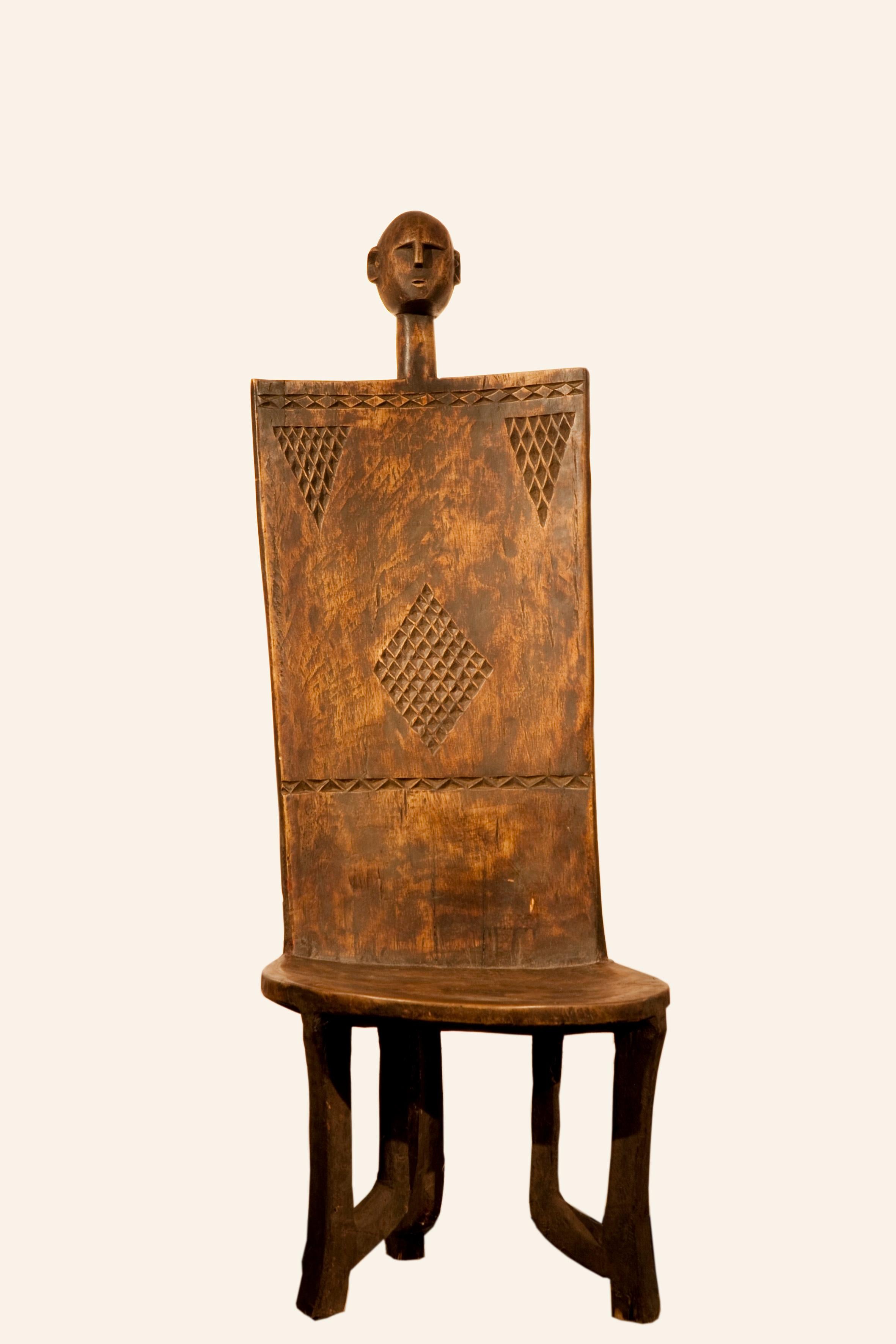 Chaises en bois

année : 1940
La qualité des chaises et le bois exotique utilisé les rendent uniques. Il s'agit d'une icône de distinction.
Hehe
Sculpter un élégant tabouret à pieds, sont considérés comme des objets du quotidien. Les tabourets sont