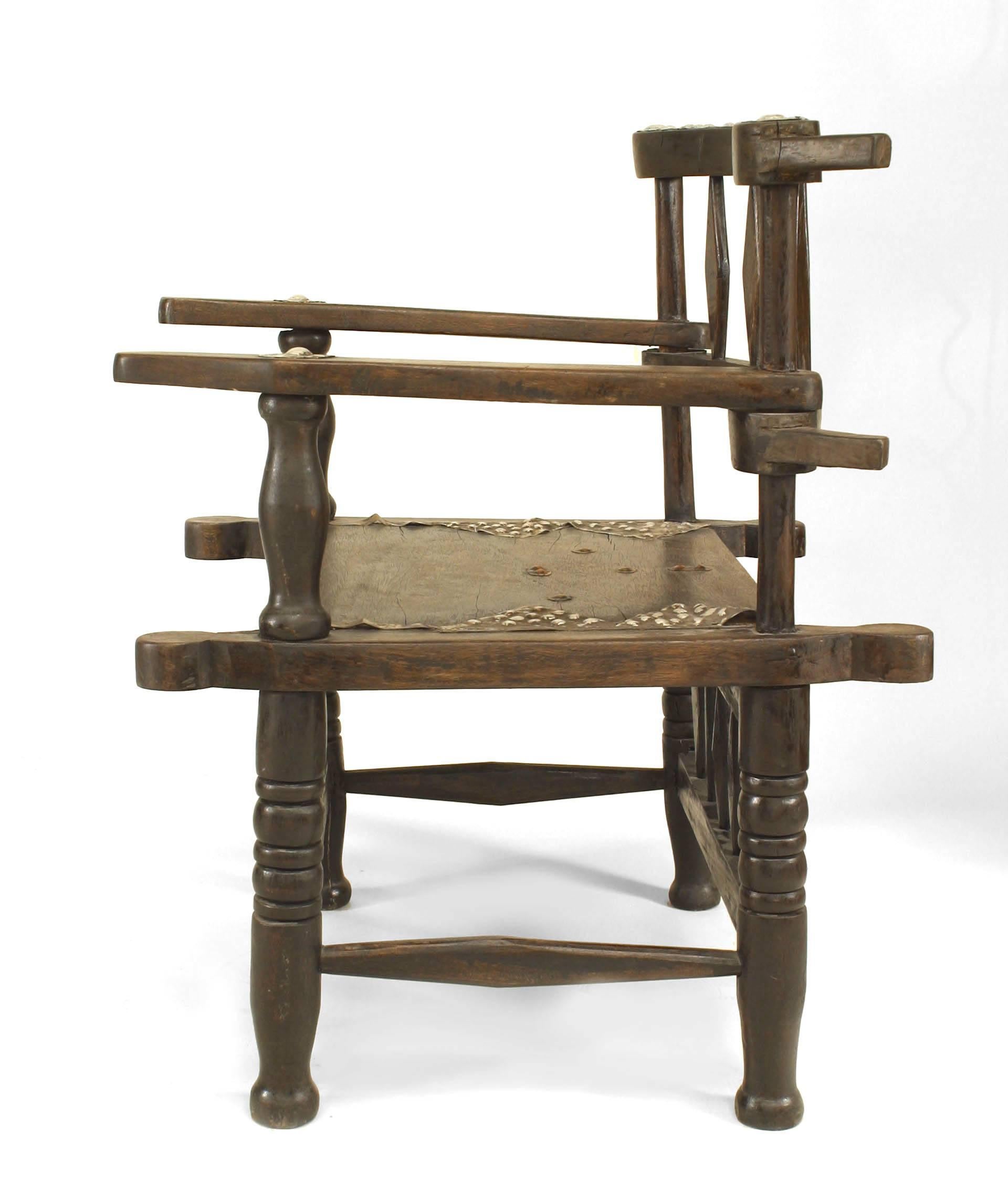 Africain Paire de fauteuils africains en bois dur et diamants en vente