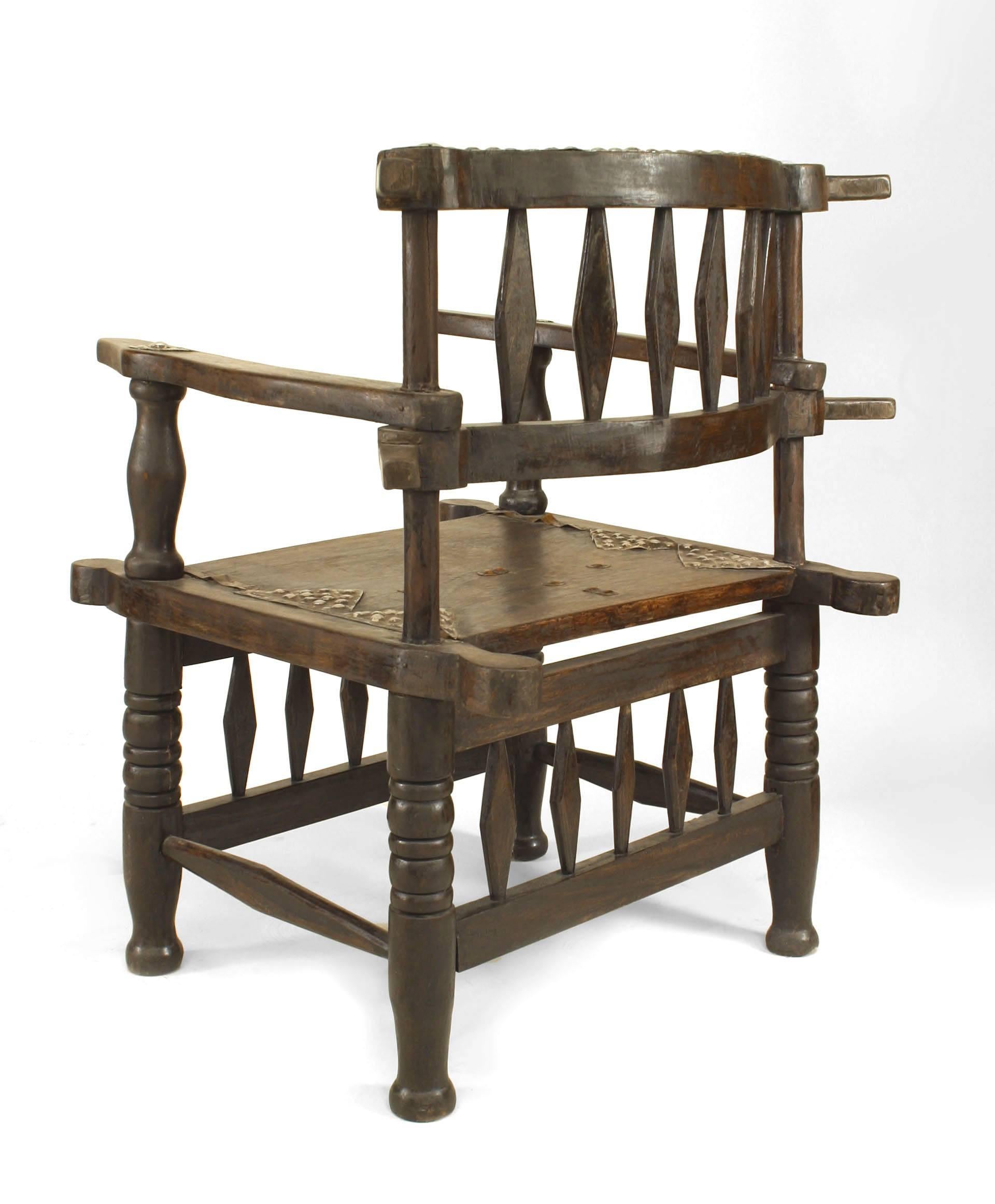 20ième siècle Paire de fauteuils africains en bois dur et diamants en vente