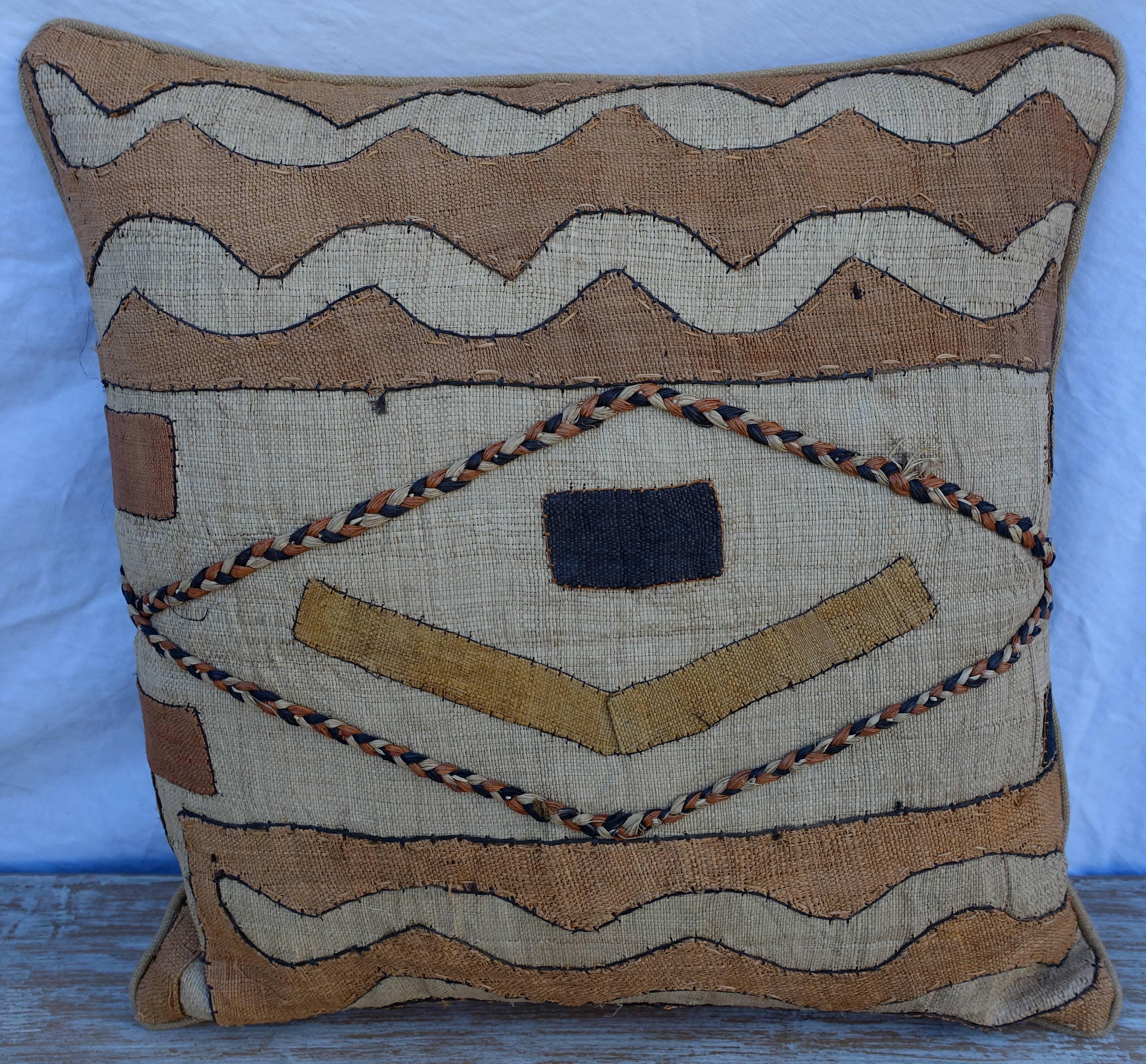 Pair of African Kuba Cloth Pillows In Excellent Condition In Los Angeles, CA