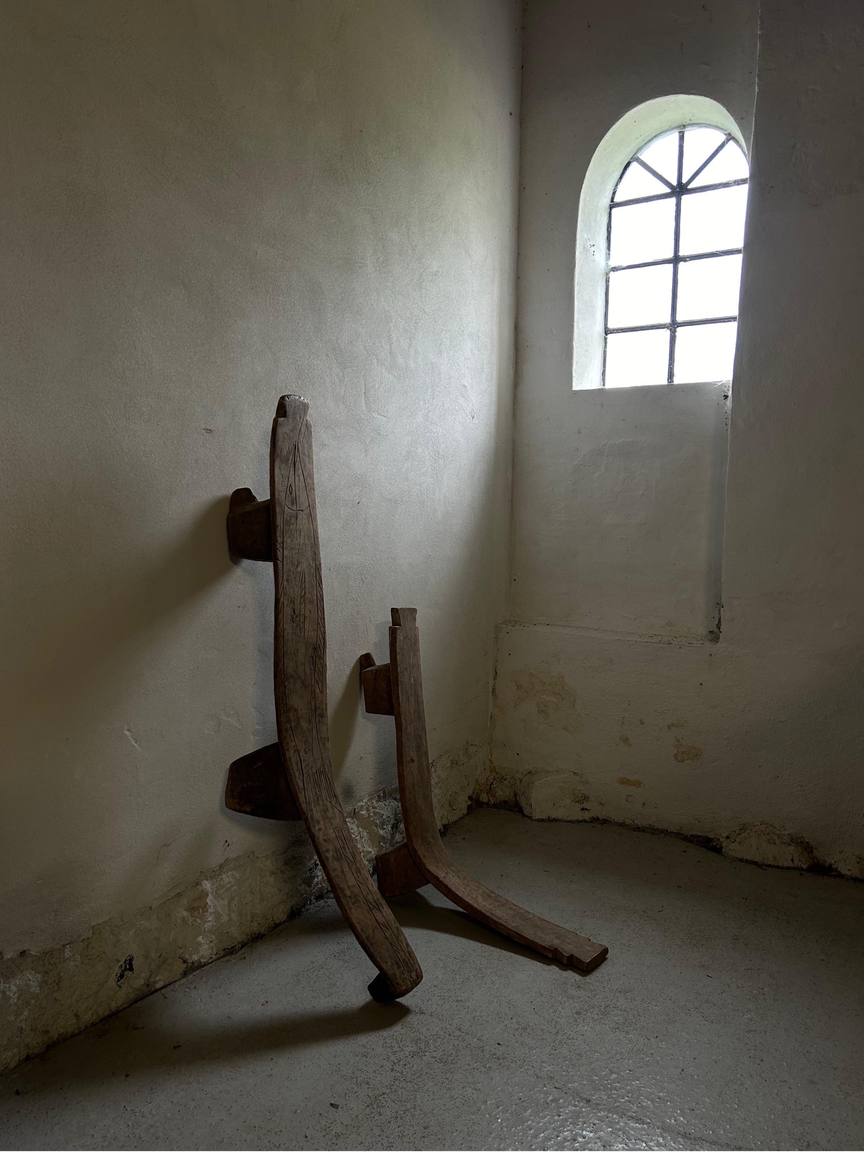 Questa coppia unica di sedie Lobi provenienti dall'Africa occidentale mette in mostra l'eccezionale abilità artigianale del popolo Lobi, rinomato per i suoi design funzionali e scultorei. Intagliate a mano in legno massiccio, queste sedie