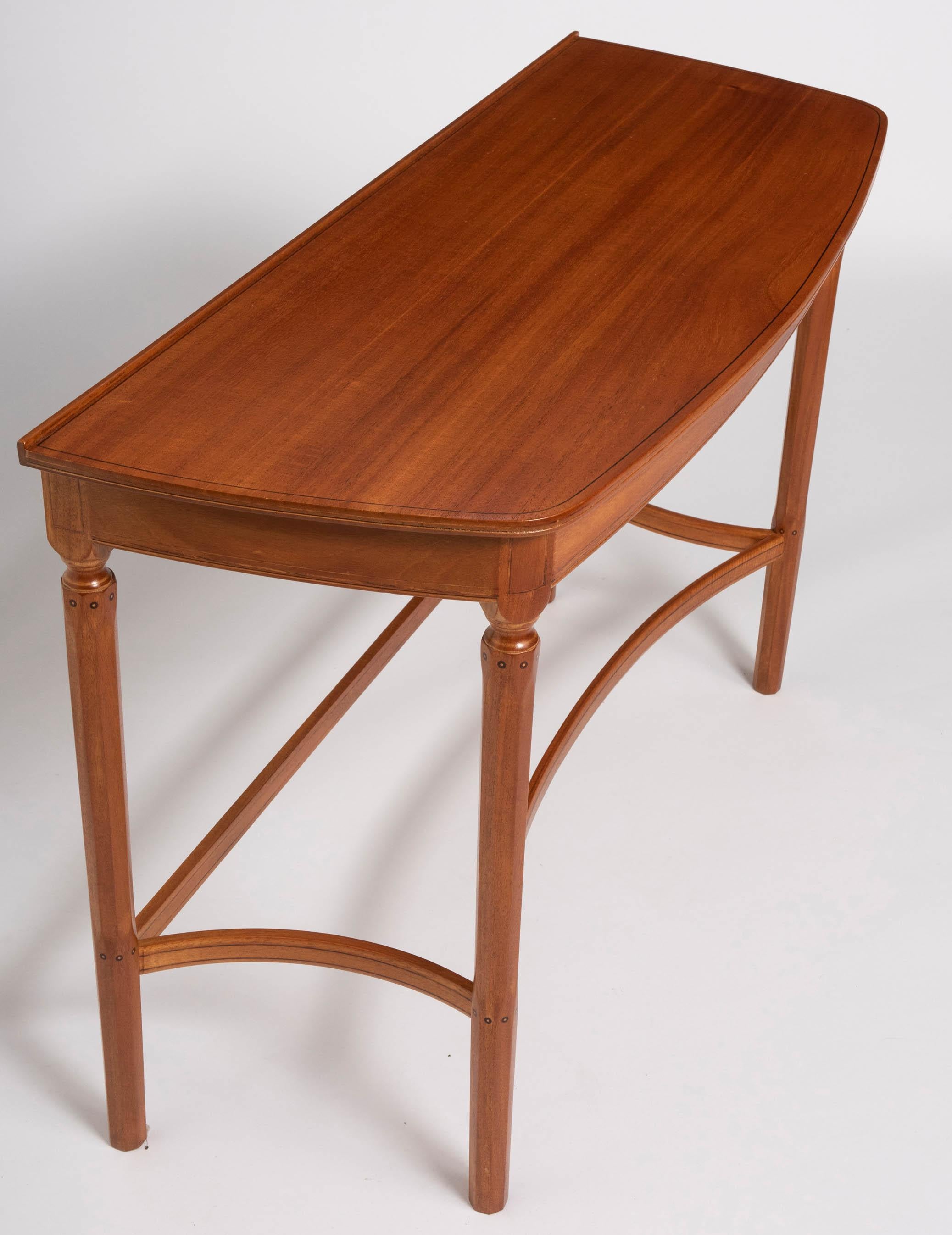 Pair of African Mahogany Side Tables by Edward Barnsley, England, circa 1956 (Mitte des 20. Jahrhunderts) im Angebot