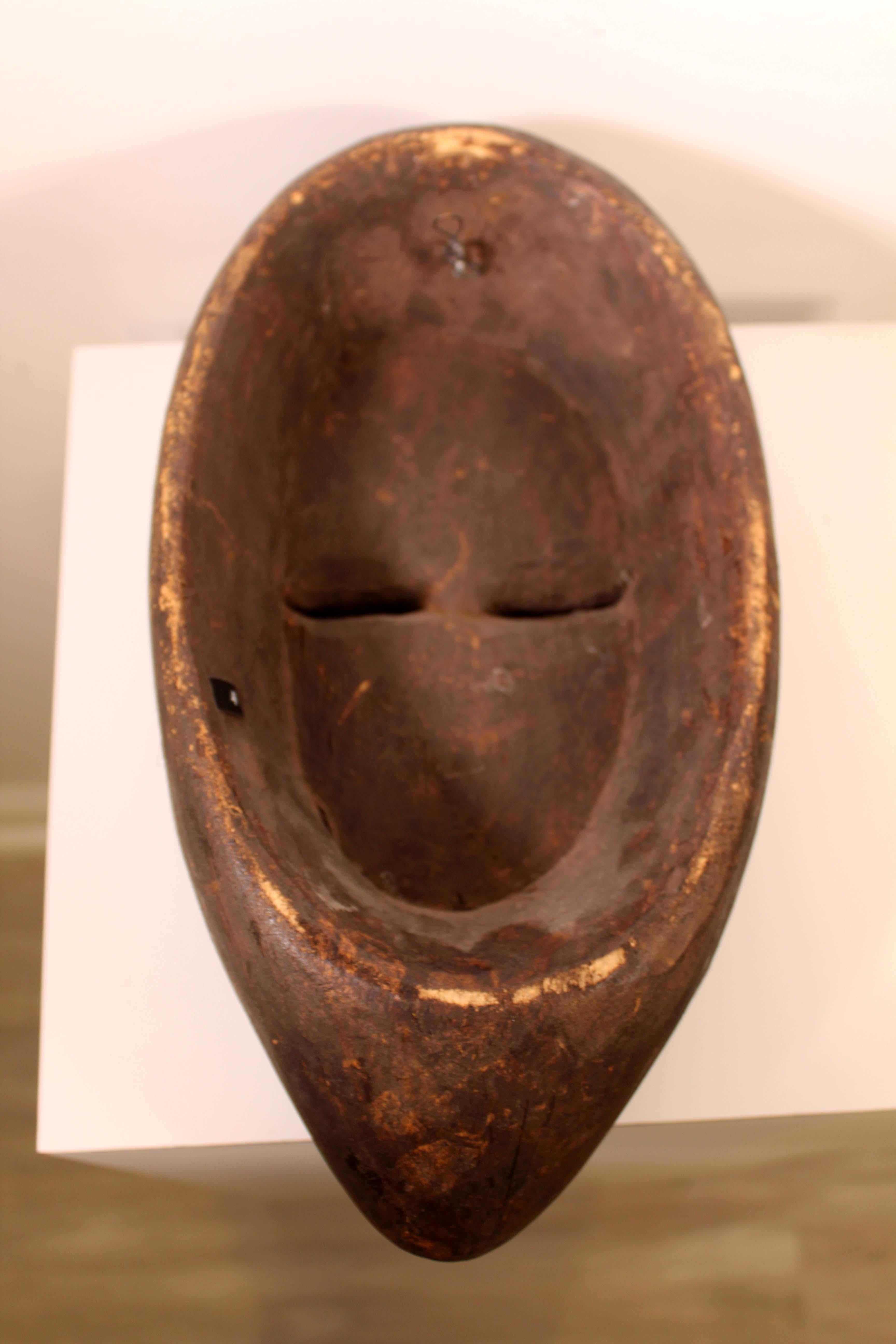 Paire de masques tribaux africains en bois peint en vente 9