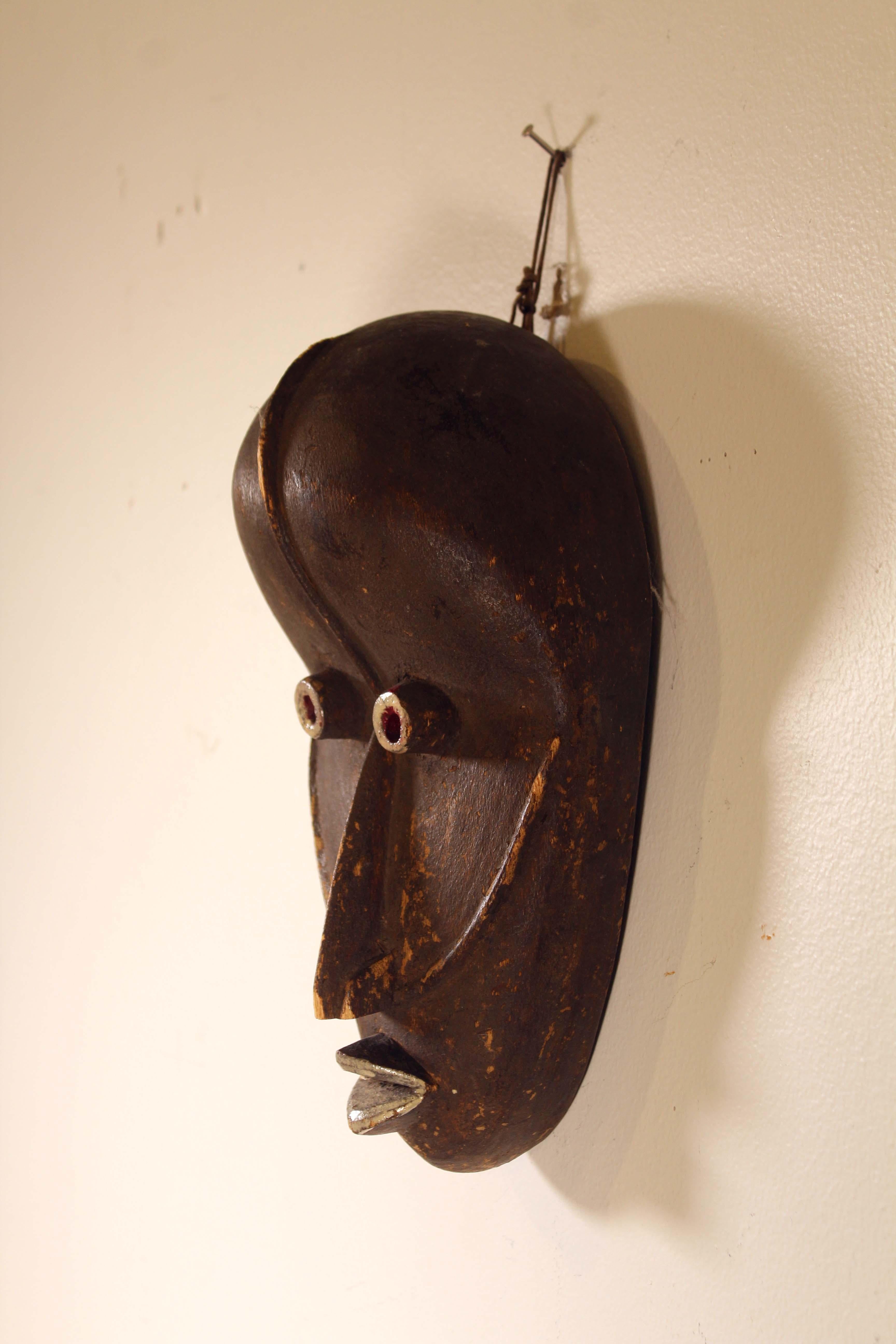 Une paire captivante de masques tribaux africains. Bois sculpté et peint à la main. Marques visibles à l'intérieur du masque. Voir les photos pour référence. Provenant d'une collection privée. Dimensions (masque à gauche) : 13 